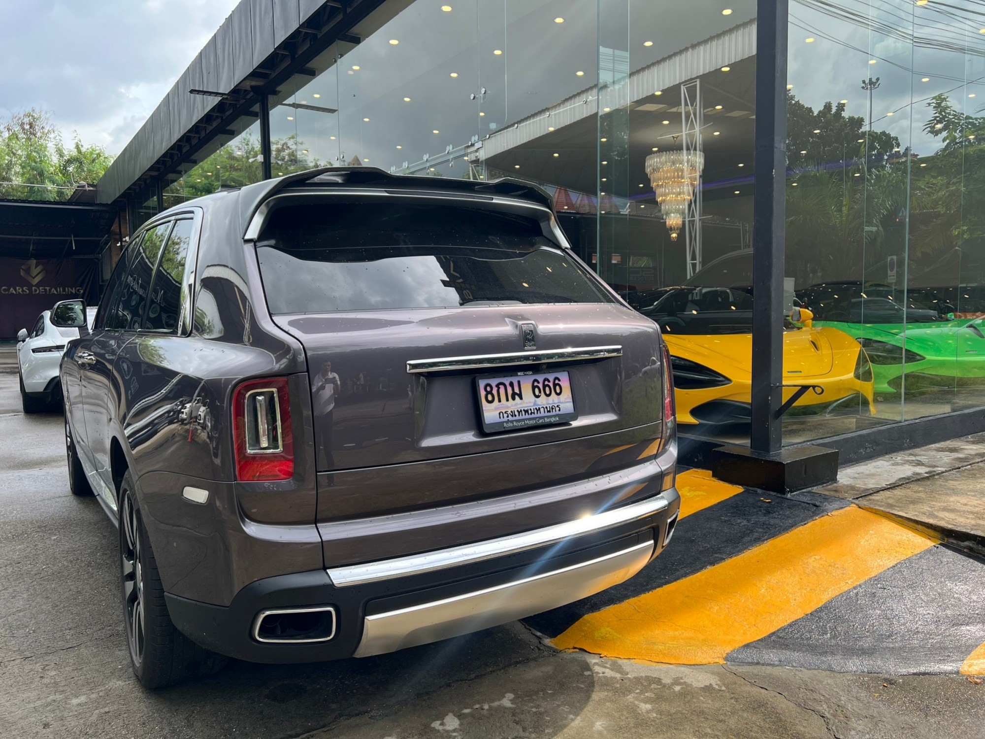 2021 Rolls-Royce Cullinan สีดำ (รูปที่ 5)