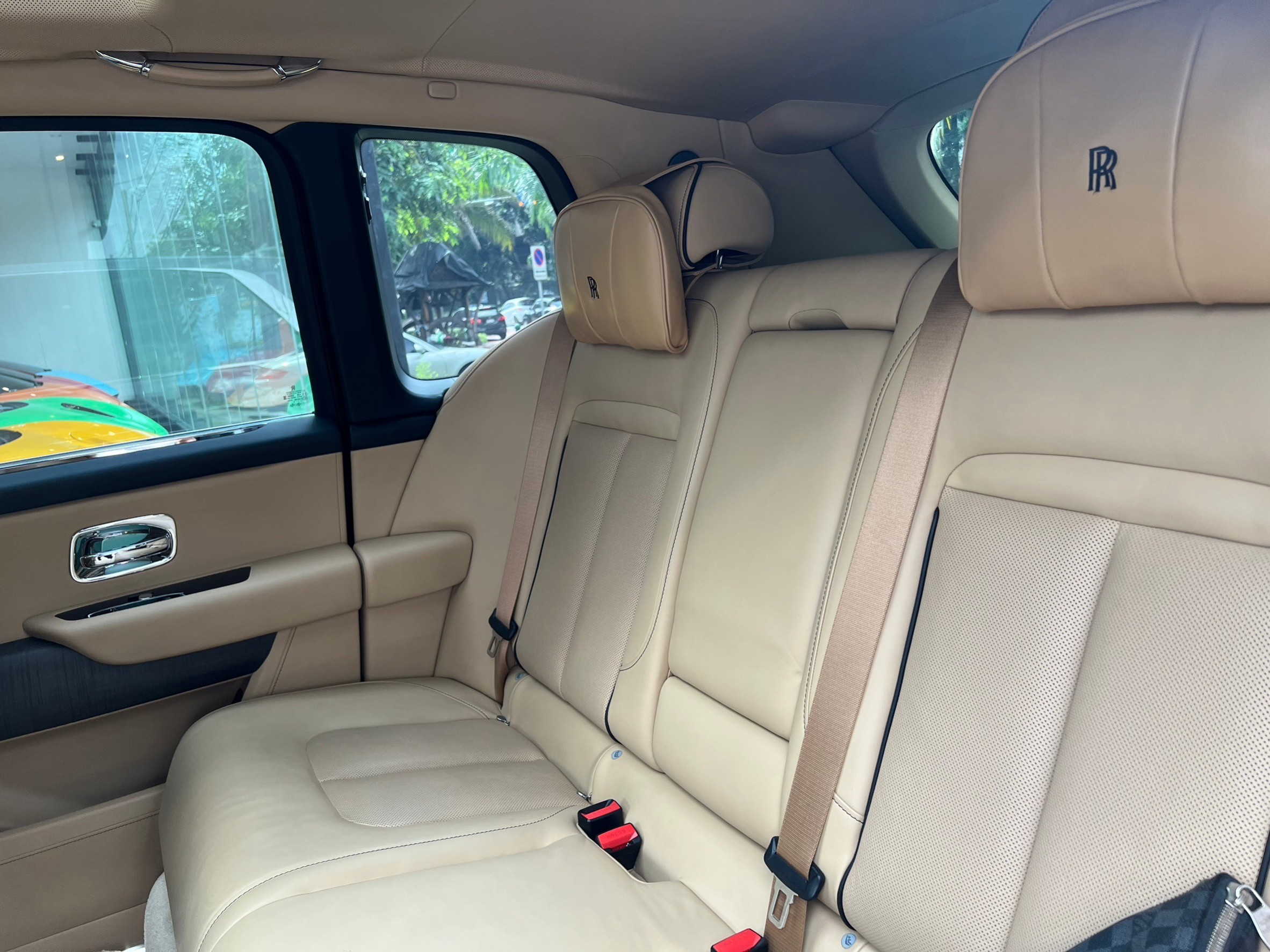 2021 Rolls-Royce Cullinan สีดำ (รูปที่ 10)