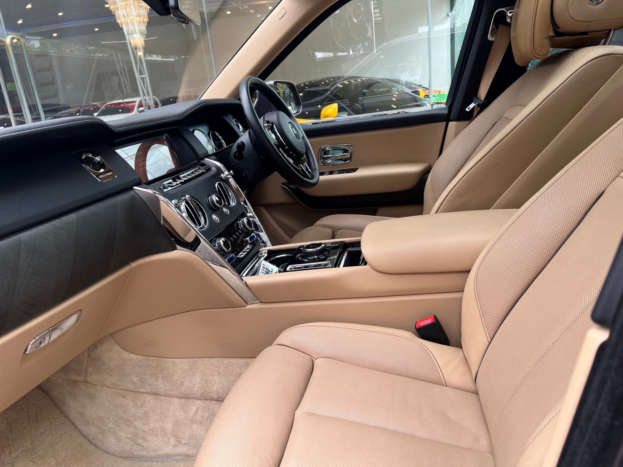 2021 Rolls-Royce Cullinan สีดำ (รูปที่ 6)