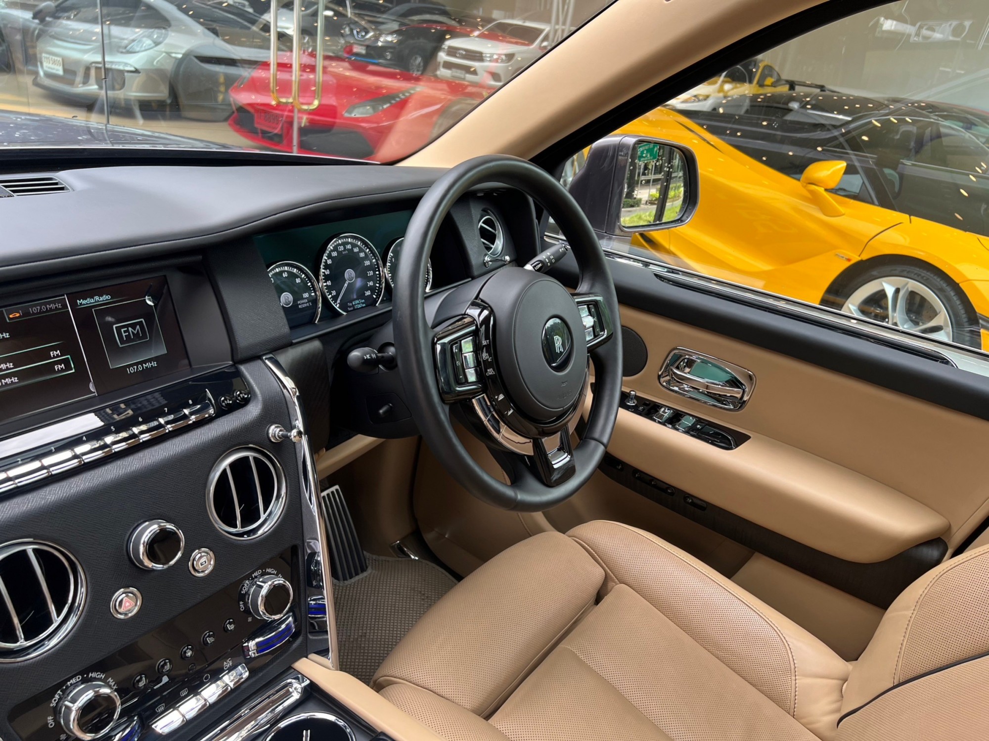 2021 Rolls-Royce Cullinan สีดำ (รูปที่ 8)