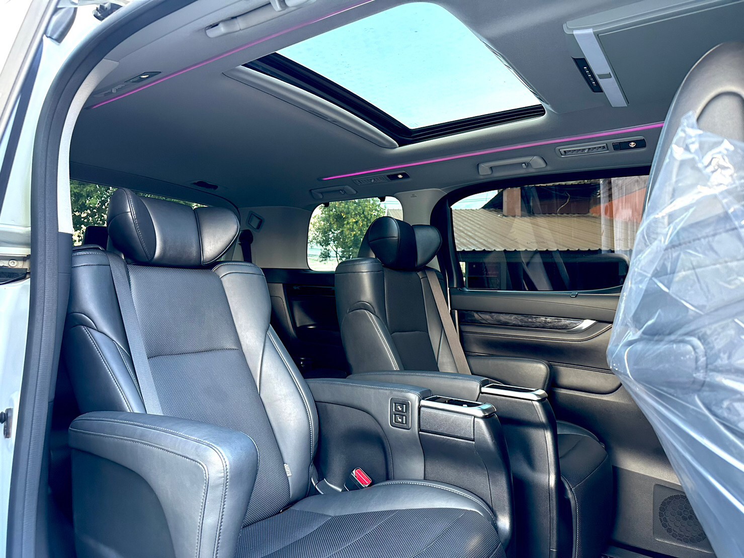 2020 Toyota Alphard สีขาว (รูปที่ 7)