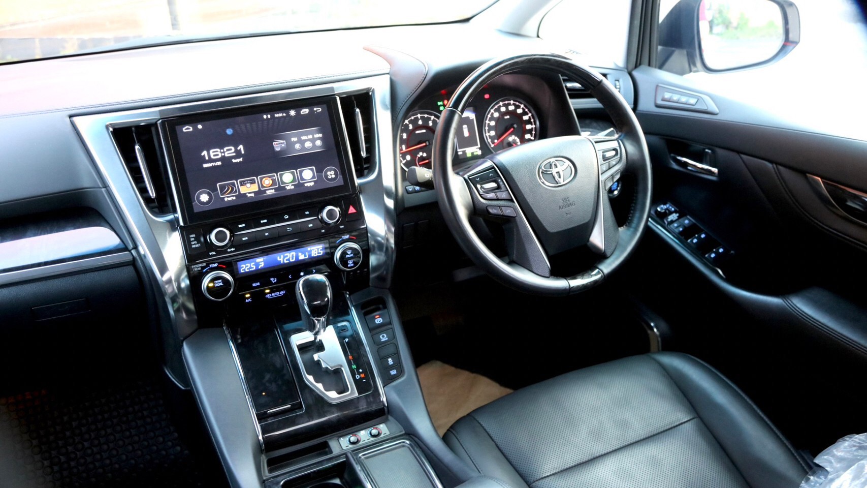2020 Toyota Alphard สีขาว (รูปที่ 10)