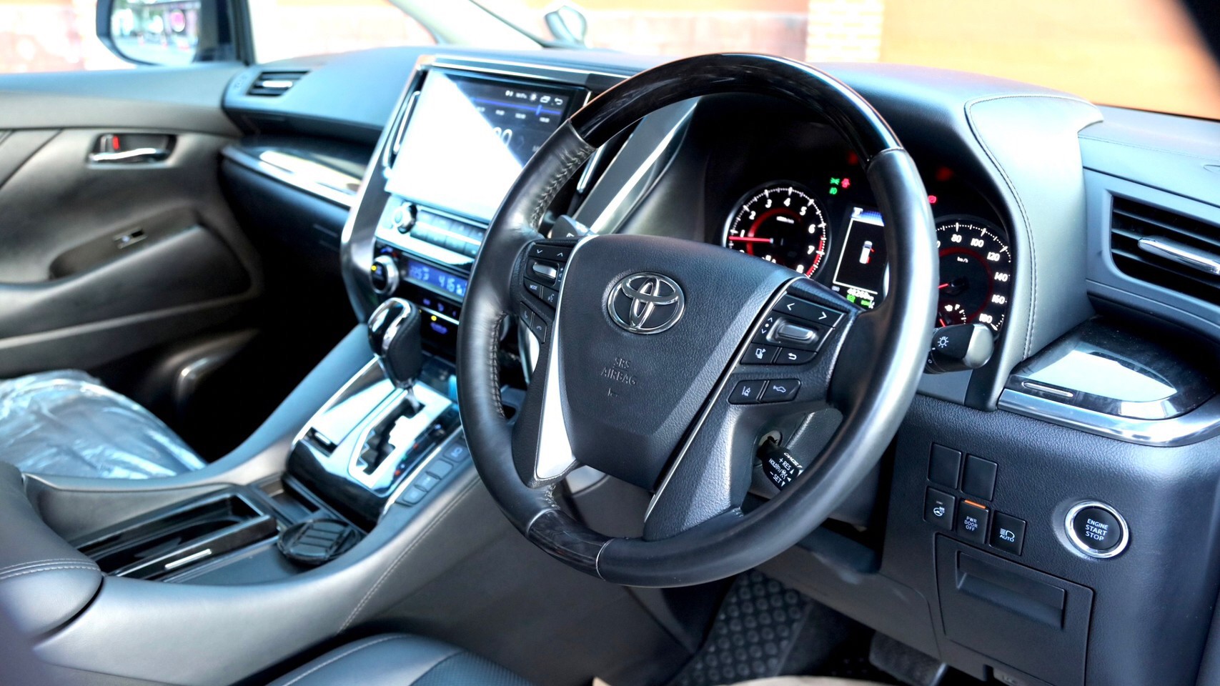 2020 Toyota Alphard สีขาว (รูปที่ 9)