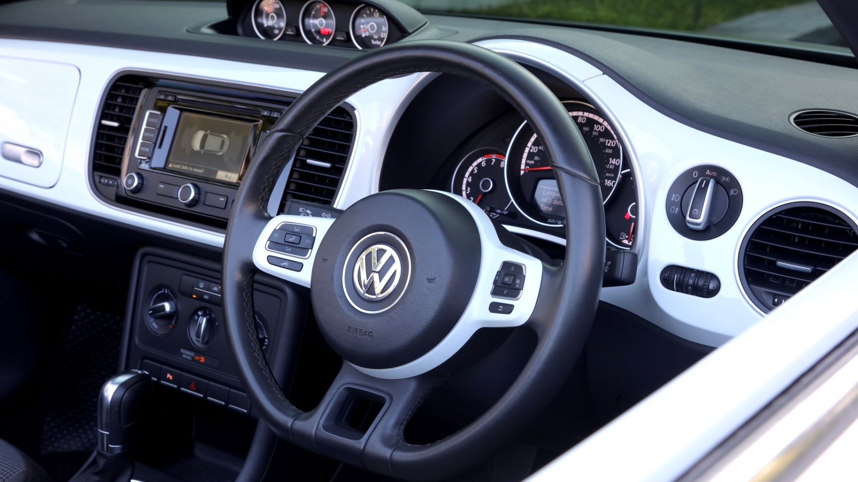 2014 Volkswagen Beetle สีขาว (รูปที่ 7)