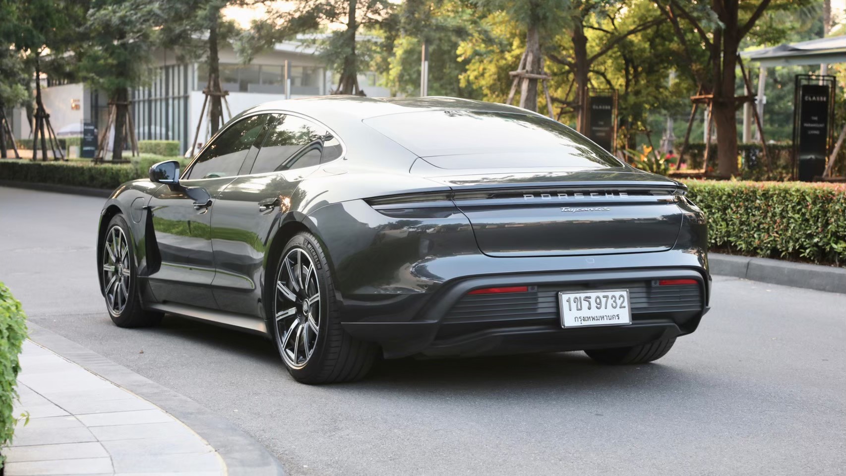 2022 Porsche TAYCAN 4S สีดำ (รูปที่ 17)