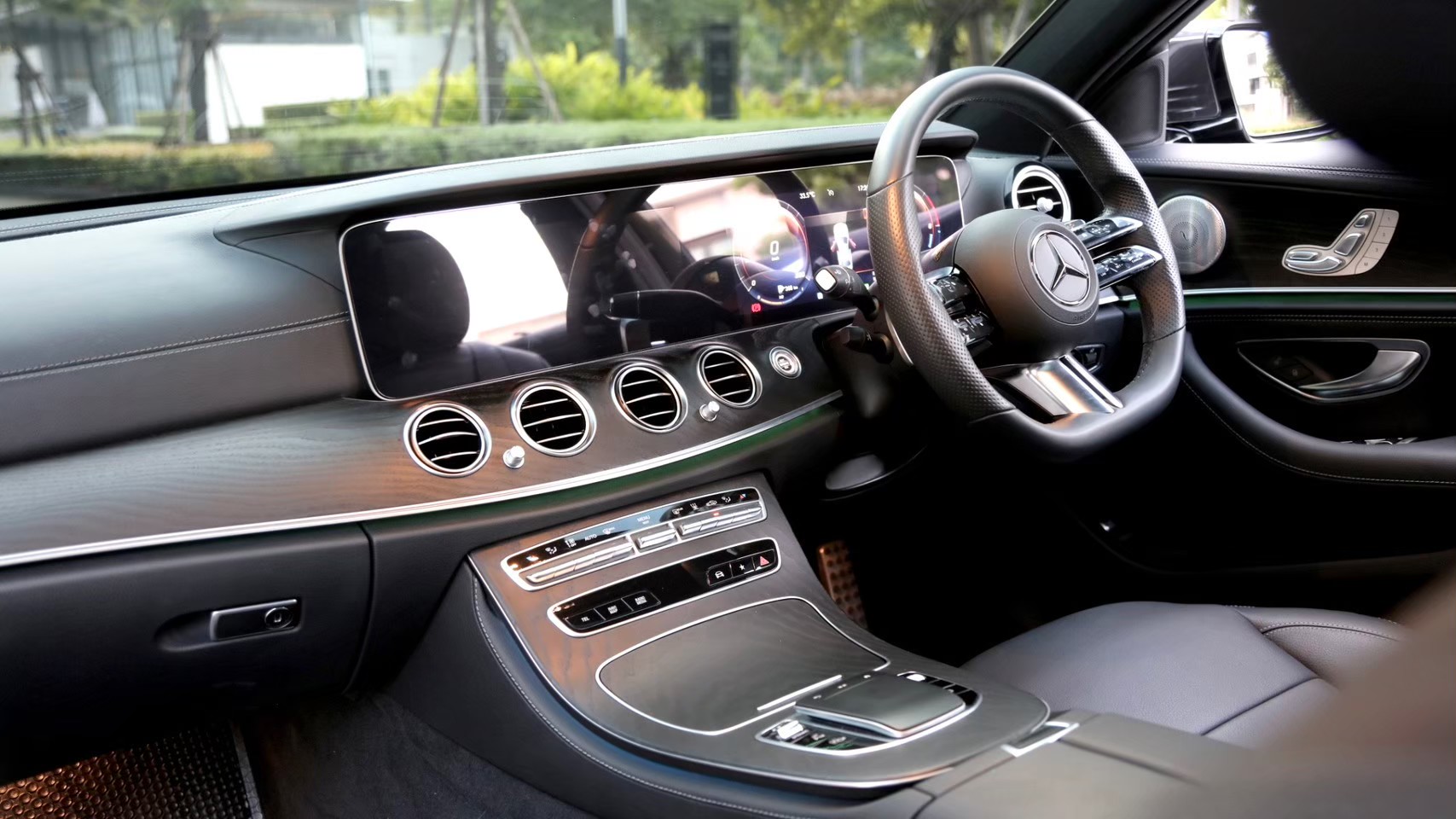 2022 Mercedes-Benz E300E AMG สีดำ (รูปที่ 12)