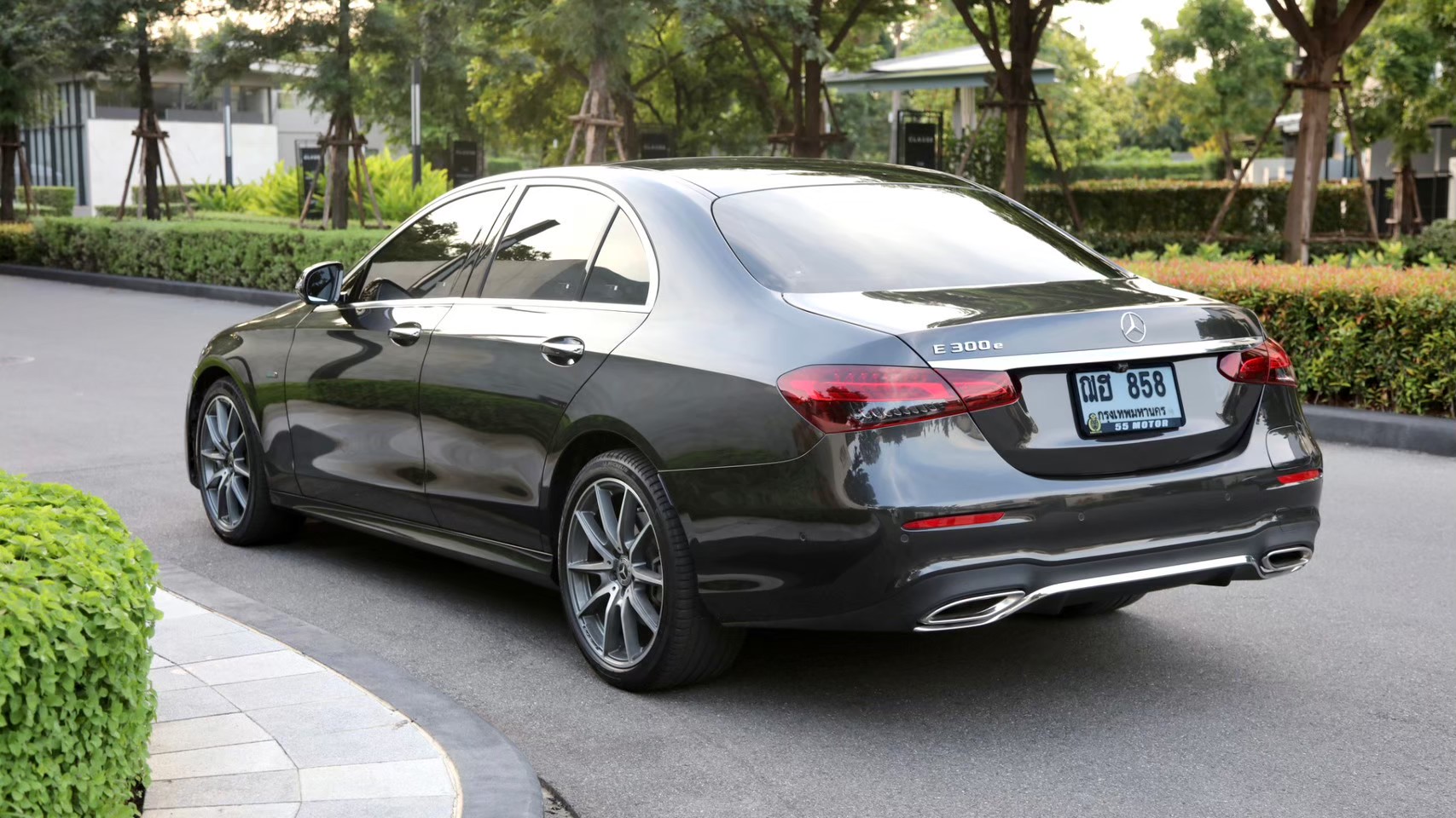 2022 Mercedes-Benz E300E AMG สีดำ (รูปที่ 3)