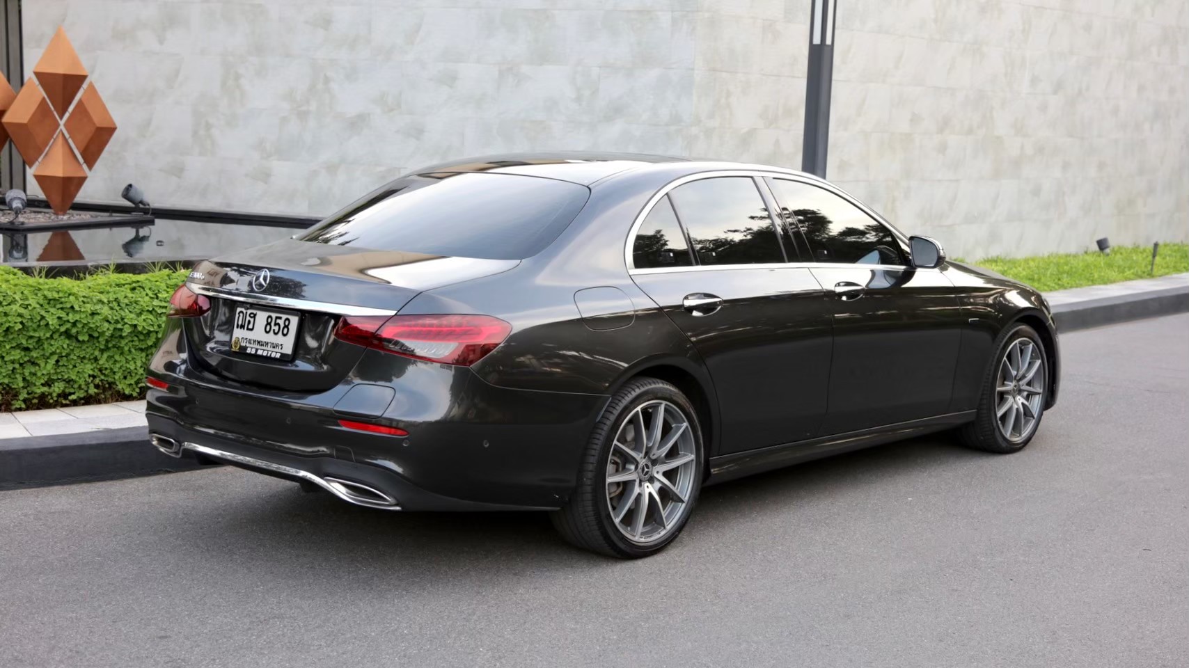 2022 Mercedes-Benz E300E AMG สีดำ (รูปที่ 2)