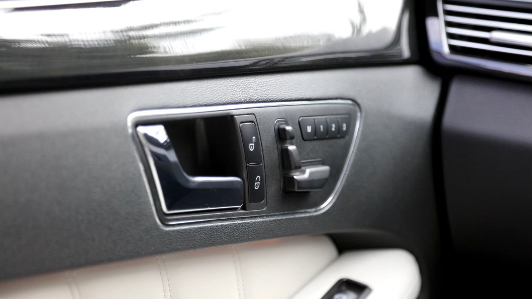 2010 Mercedes-Benz E-Class W212 E250 สีเทา (รูปที่ 4)