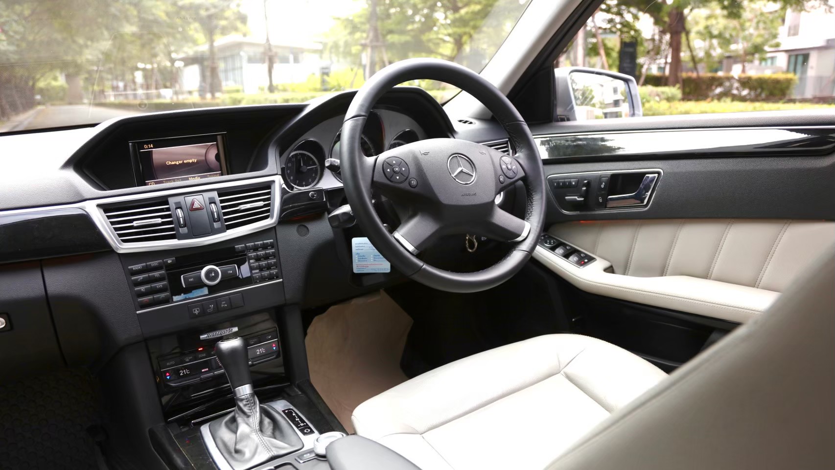 2010 Mercedes-Benz E-Class W212 E250 สีเทา (รูปที่ 10)