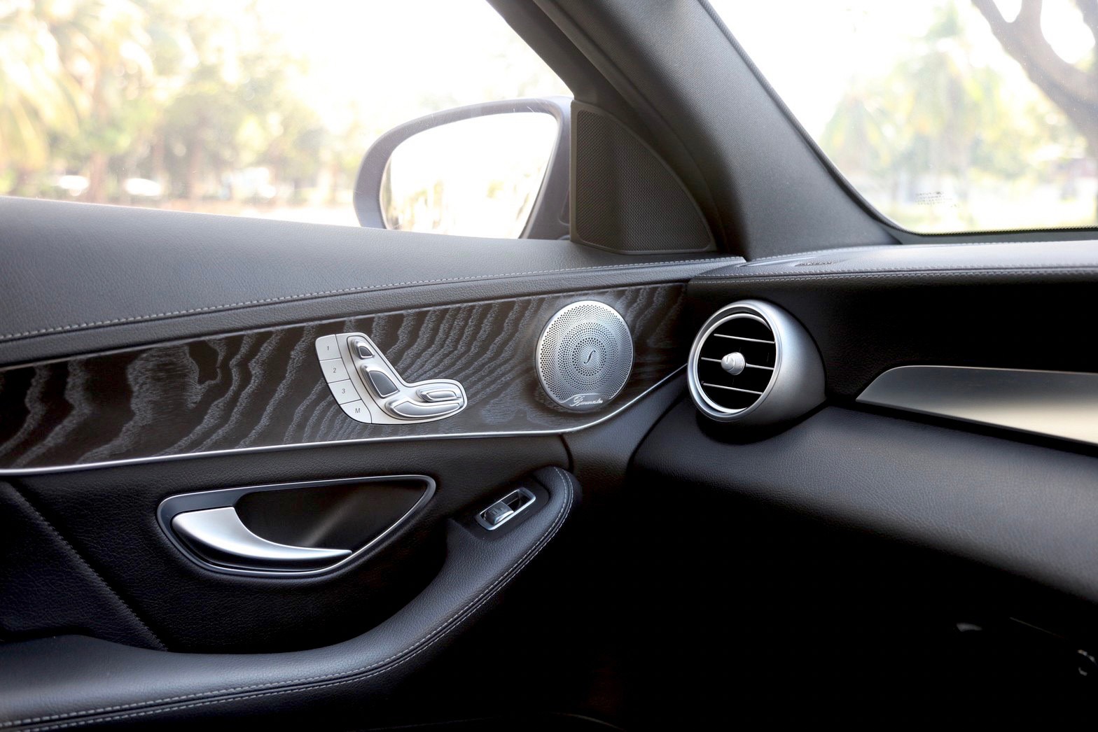 2015 Mercedes-Benz C-Class C300 AMG สีดำ (รูปที่ 2)