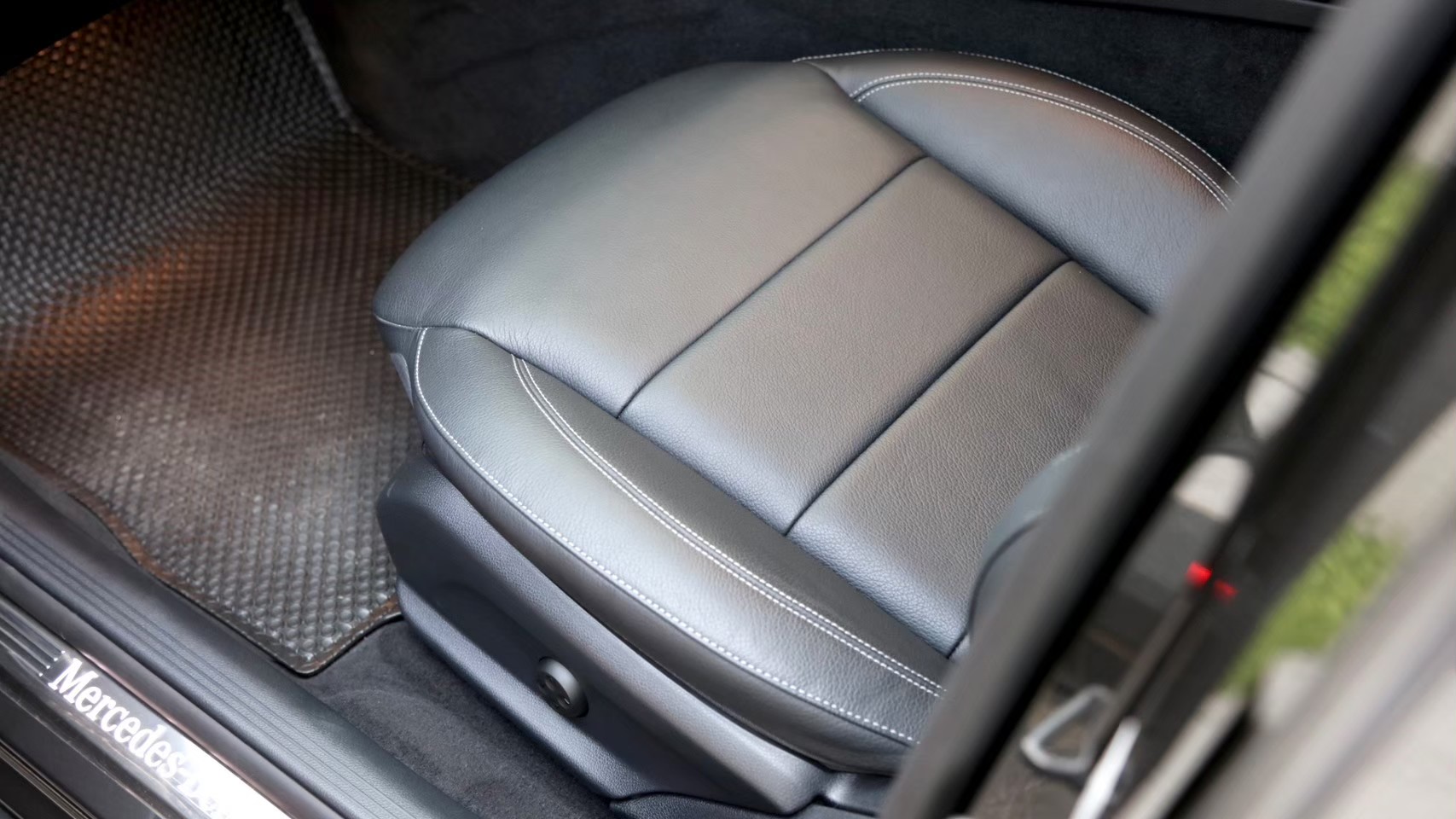 2021 Mercedes-Benz E-Class E300e AMG สีดำ (รูปที่ 7)