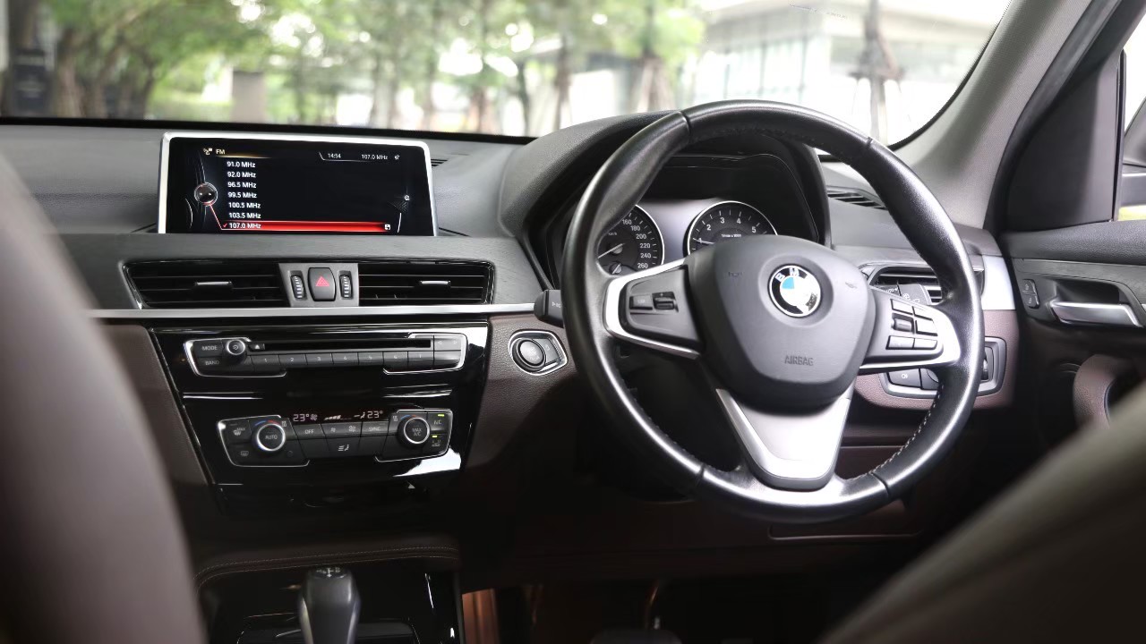 2017 BMW X1 SDRIVE 18i X-LINE สีดำ (รูปที่ 8)