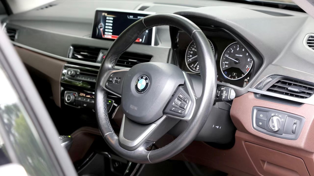 2017 BMW X1 SDRIVE 18i X-LINE สีดำ (รูปที่ 9)
