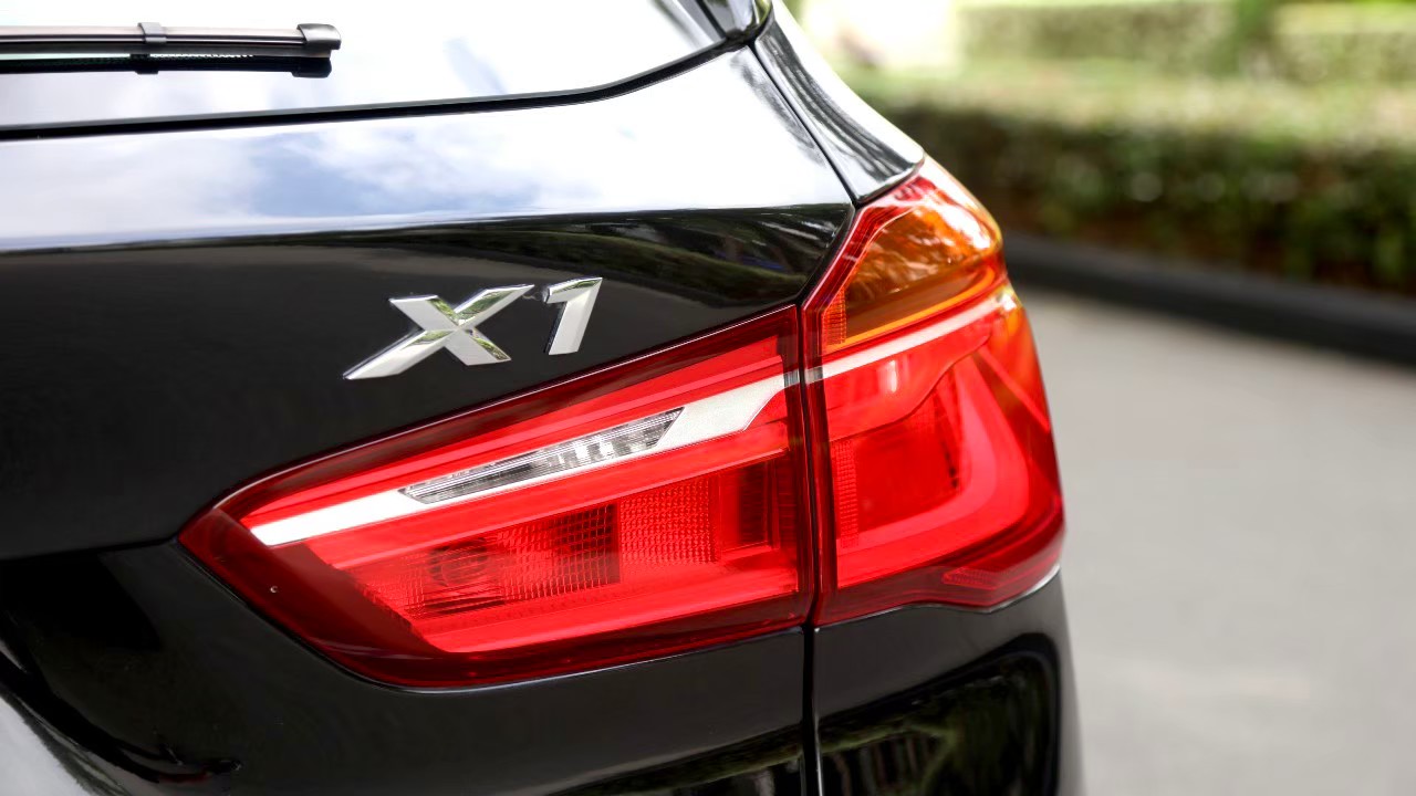 2017 BMW X1 SDRIVE 18i X-LINE สีดำ (รูปที่ 11)