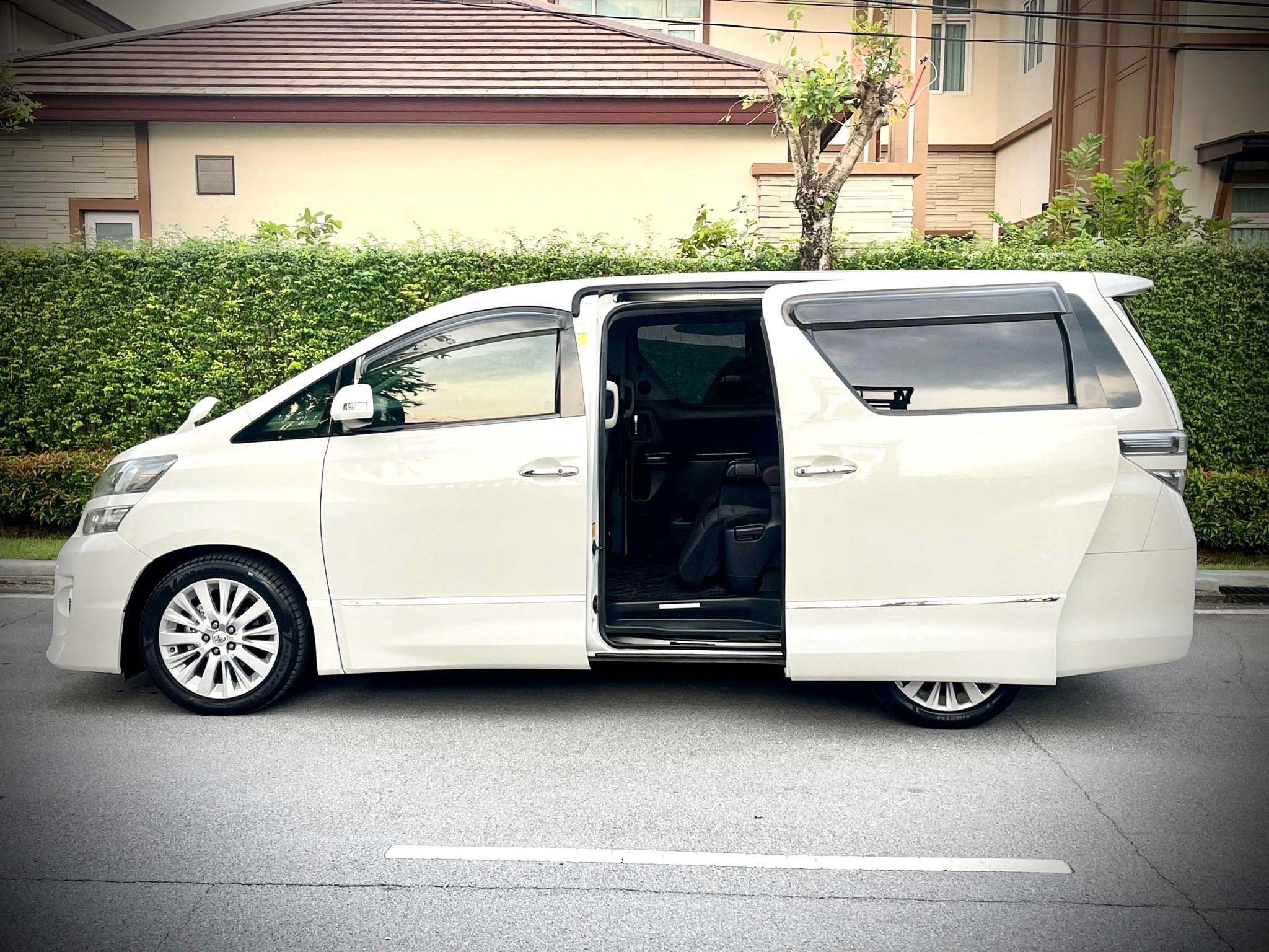 Toyota Vellfire ZG รถมือเดียว ต้องบอกโคตรใหม่