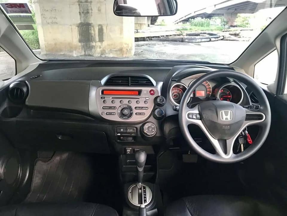 Honda Jazz GE ปี 2011 สีขาว