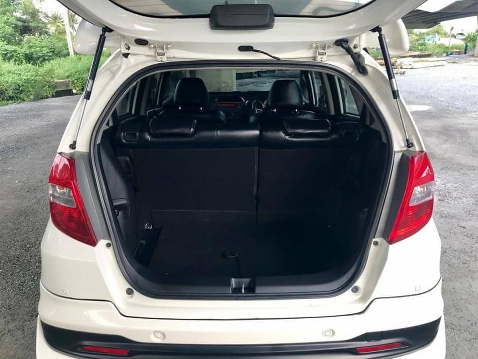 Honda Jazz GE ปี 2011 สีขาว (รูปที่ 12)