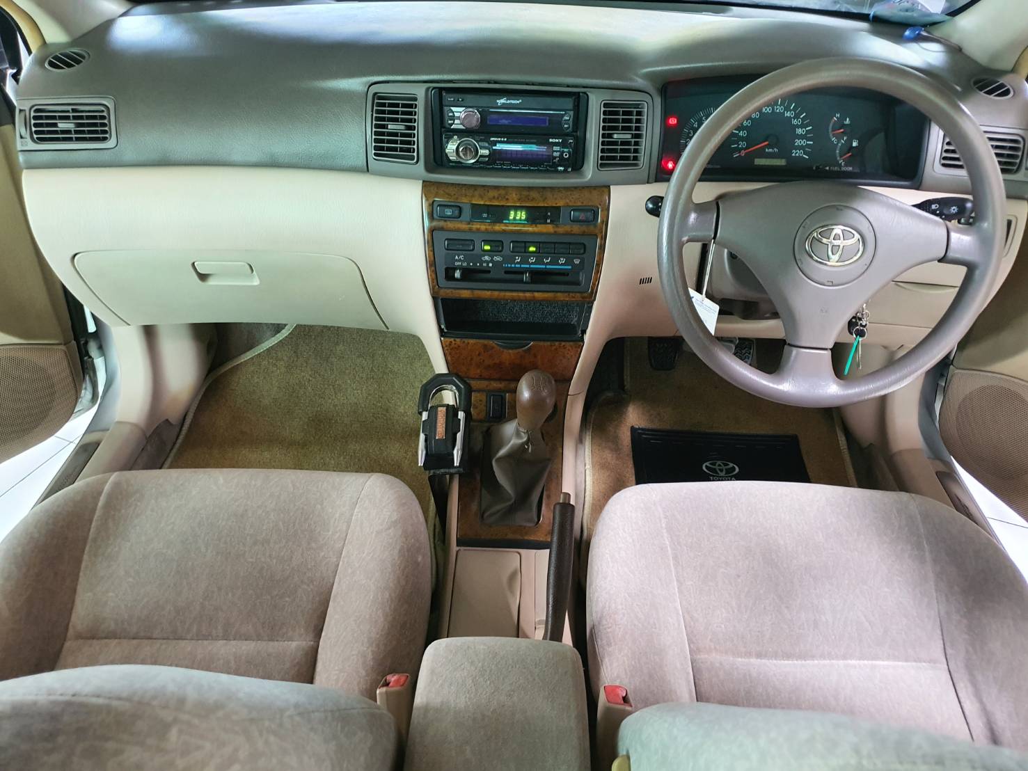 Toyota Corolla Altis 1.6E ปี 2002 สีบรอนซ์เงิน เกียร์ธรรมดา มือ1