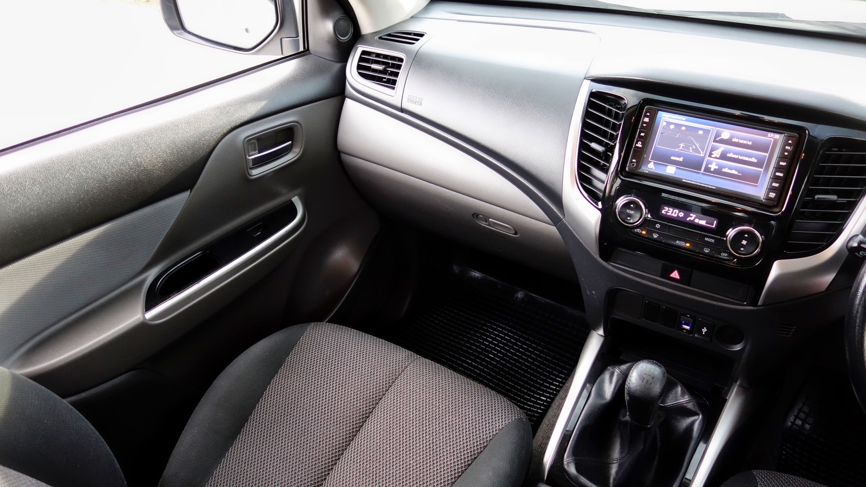 Mitsubishi Triton2.4 GLS Plus Mega cab ปี 2015 สีบรอนซ์เงิน