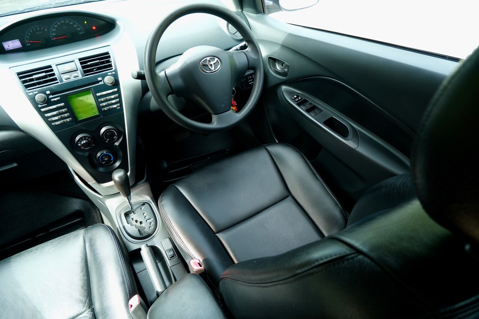 Toyota vios 1.5E ออโต้ เบนซิน ปี2010 สีขาว ฟรีดาวน์ (รูปที่ 7)