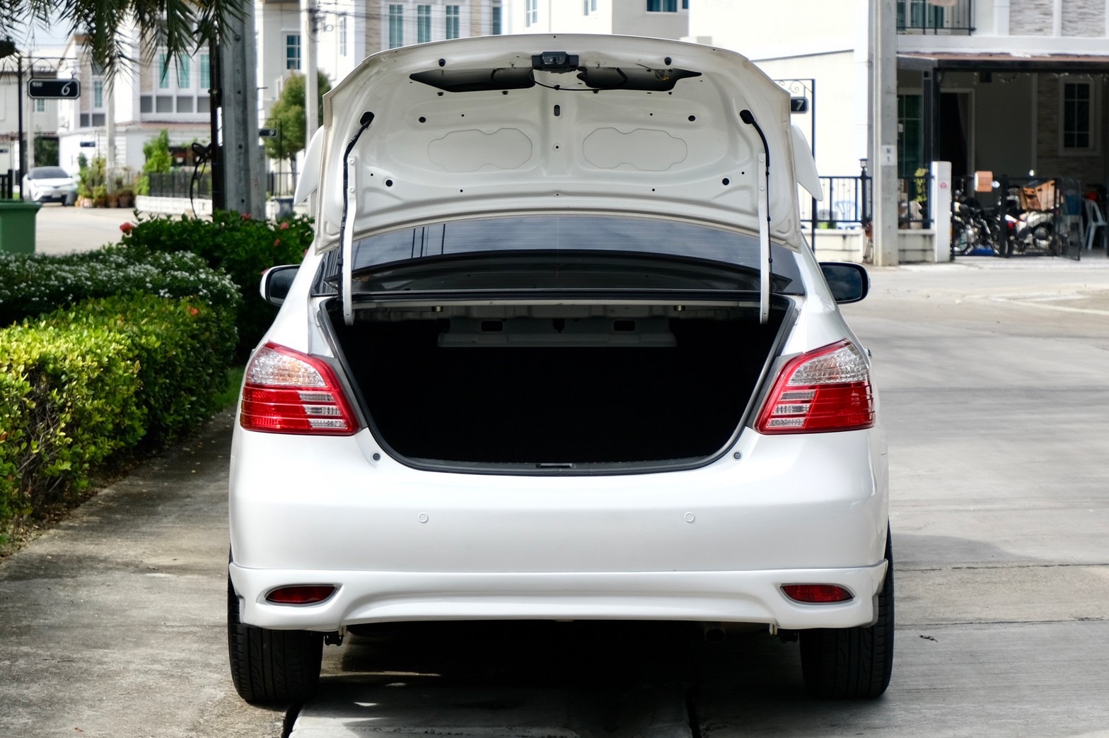 Toyota vios 1.5E ออโต้ เบนซิน ปี2010 สีขาว ฟรีดาวน์ (รูปที่ 9)