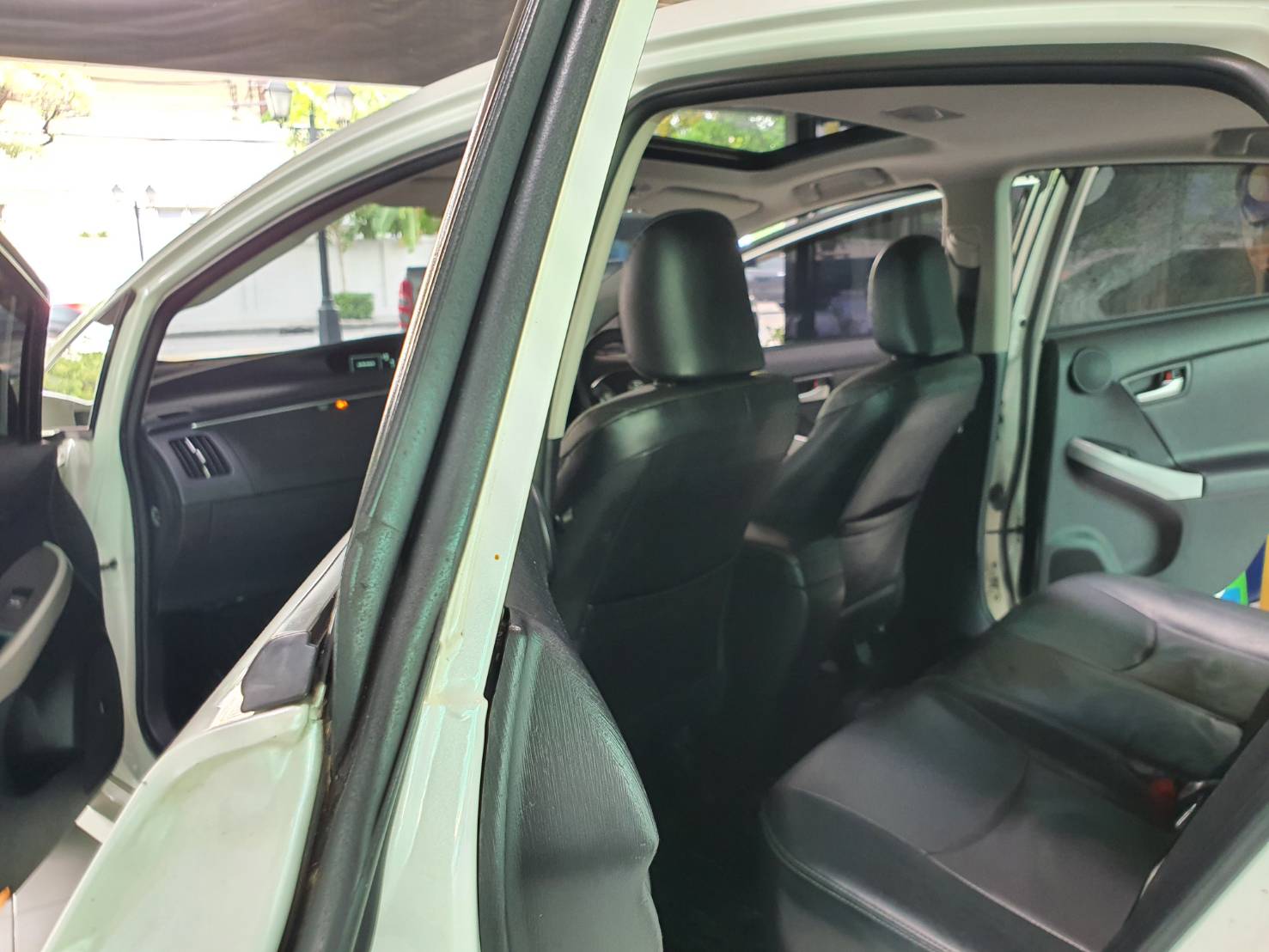 Toyota Prius 1.8 ปี2012 สีขาว รุ่นTop+sunroof มือ1