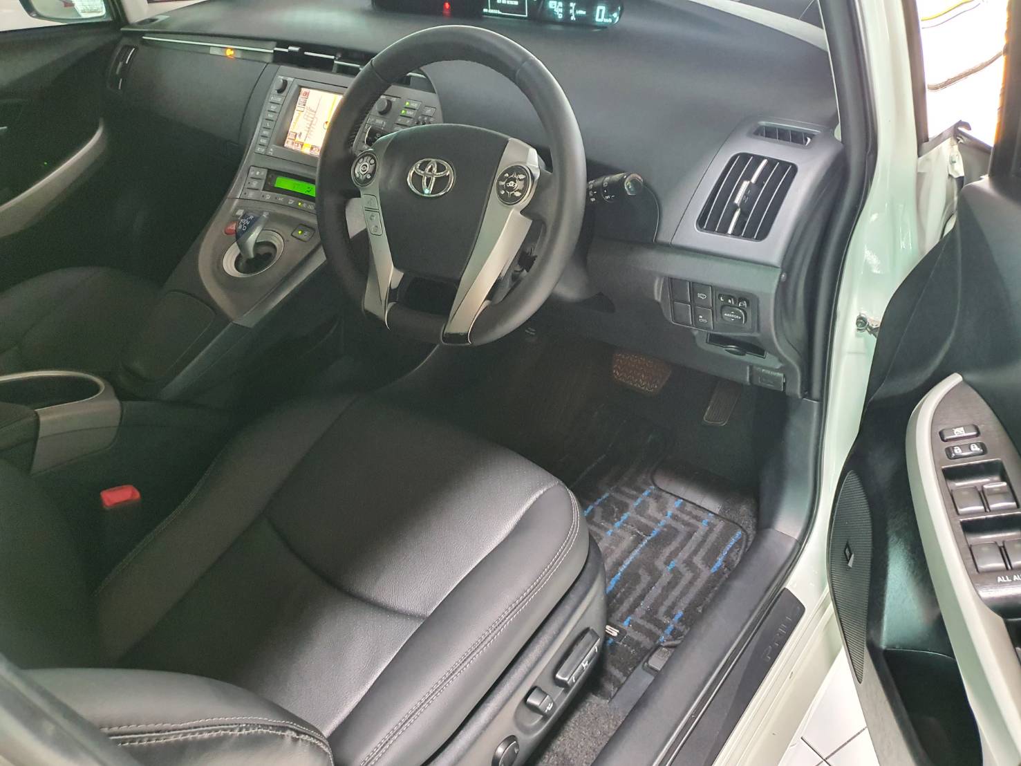 Toyota Prius 1.8 ปี2012 สีขาว รุ่นTop+sunroof มือ1