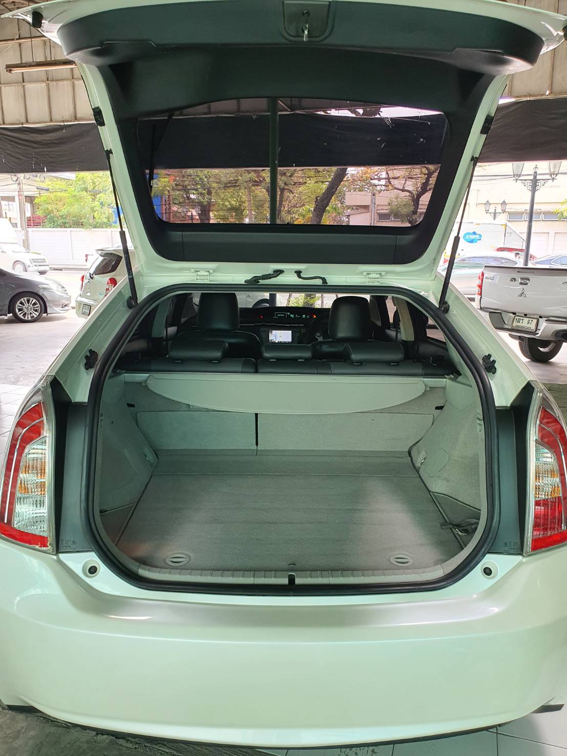 Toyota Prius 1.8 ปี2012 สีขาว รุ่นTop+sunroof มือ1