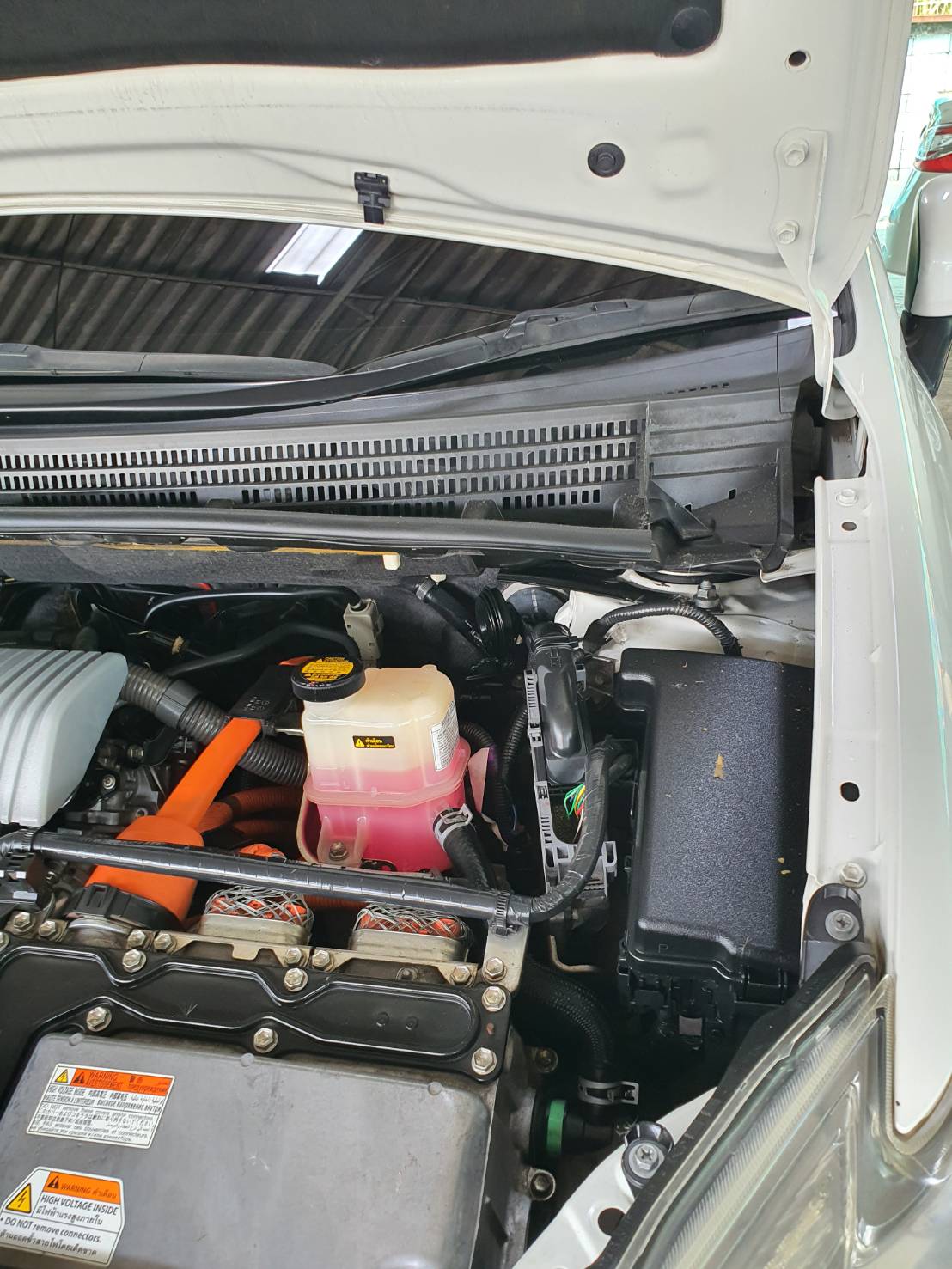 Toyota Prius 1.8 ปี2012 สีขาว รุ่นTop+sunroof มือ1
