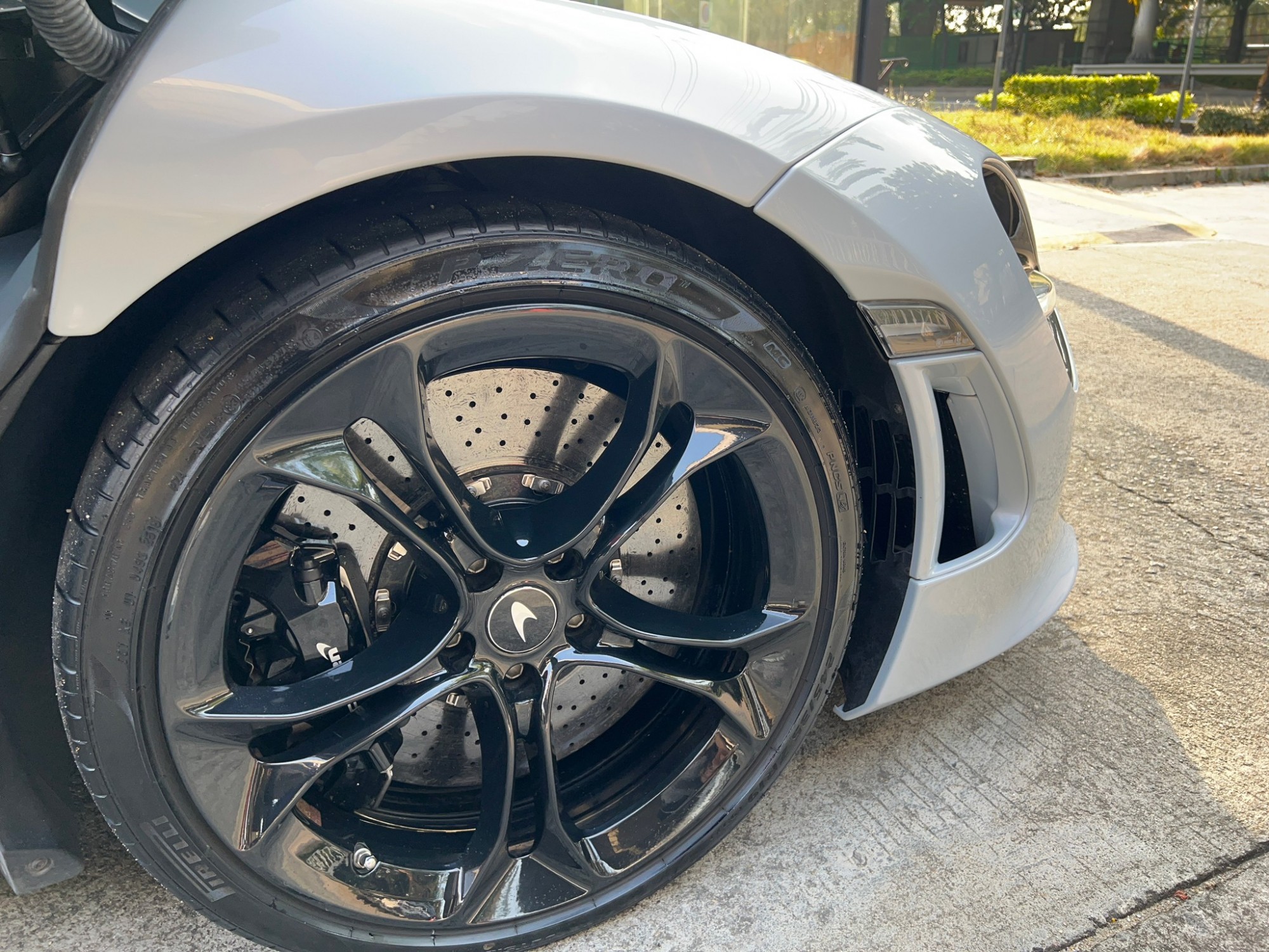 2021 McLaren 720S สีขาว (รูปที่ 11)