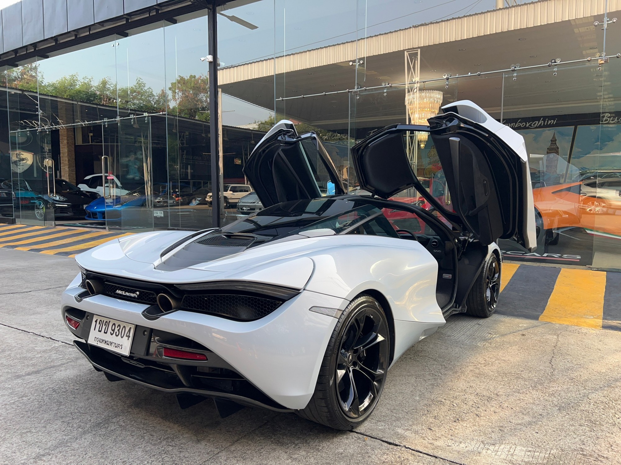 2021 McLaren 720S สีขาว (รูปที่ 6)