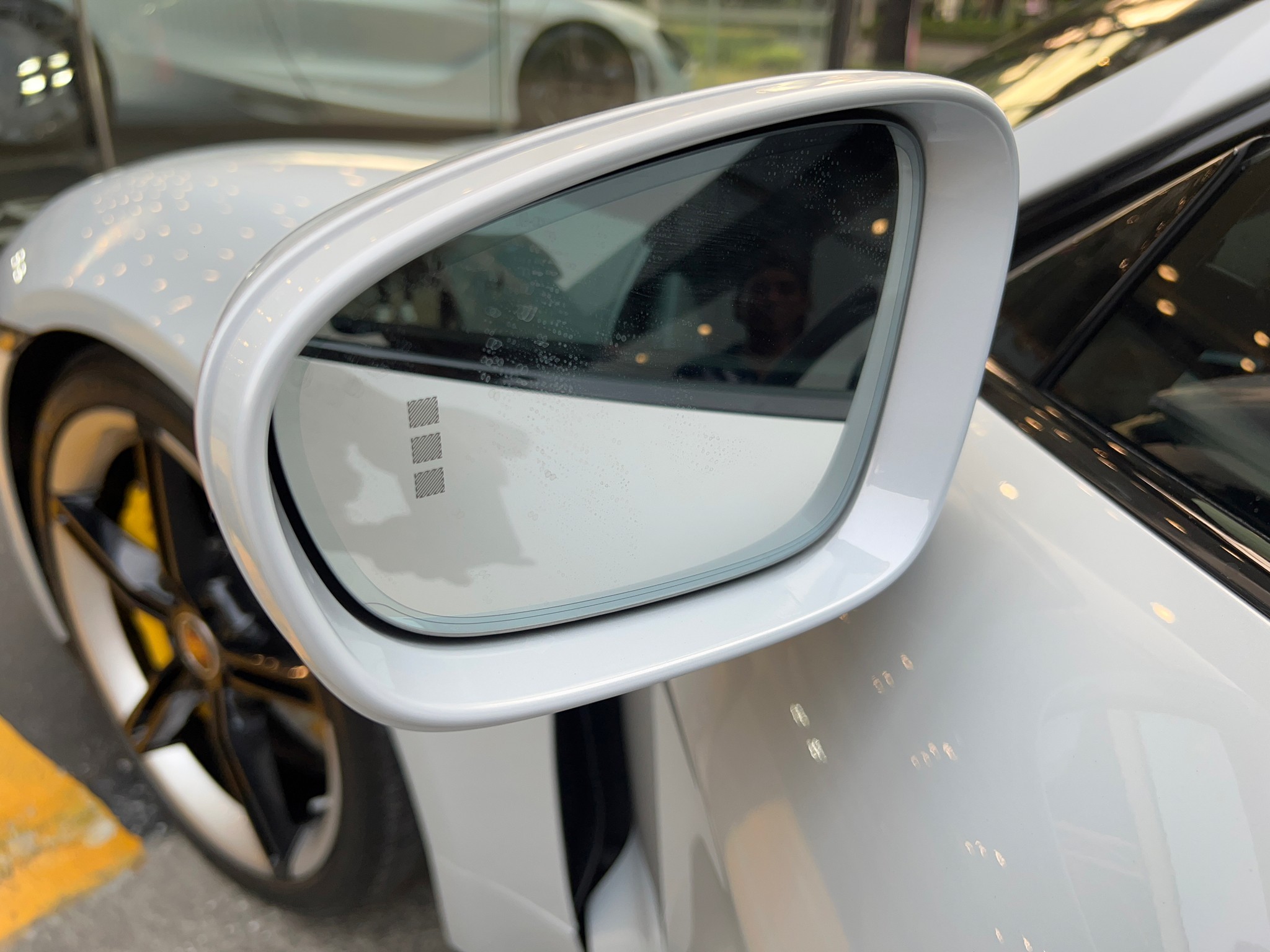2021 Porsche Taycan สีขาว (รูปที่ 13)