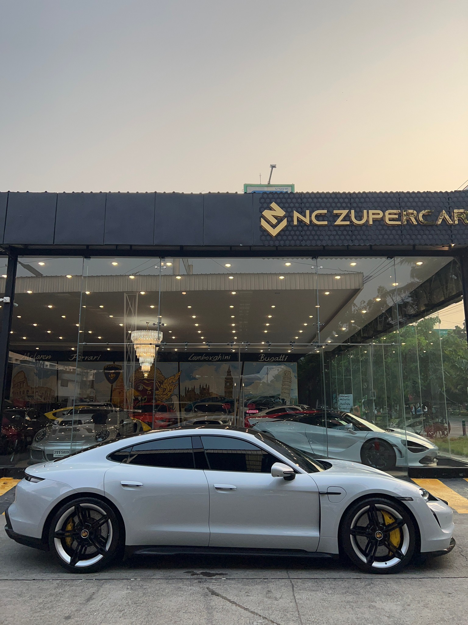 2021 Porsche Taycan สีขาว (รูปที่ 3)