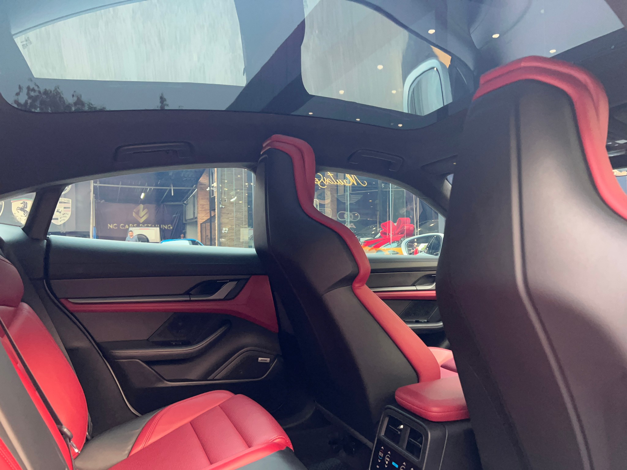 2021 Porsche Taycan สีขาว (รูปที่ 6)
