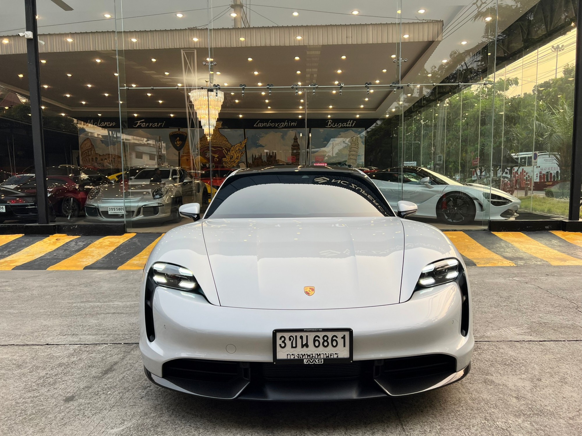 2021 Porsche Taycan สีขาว (รูปที่ 11)