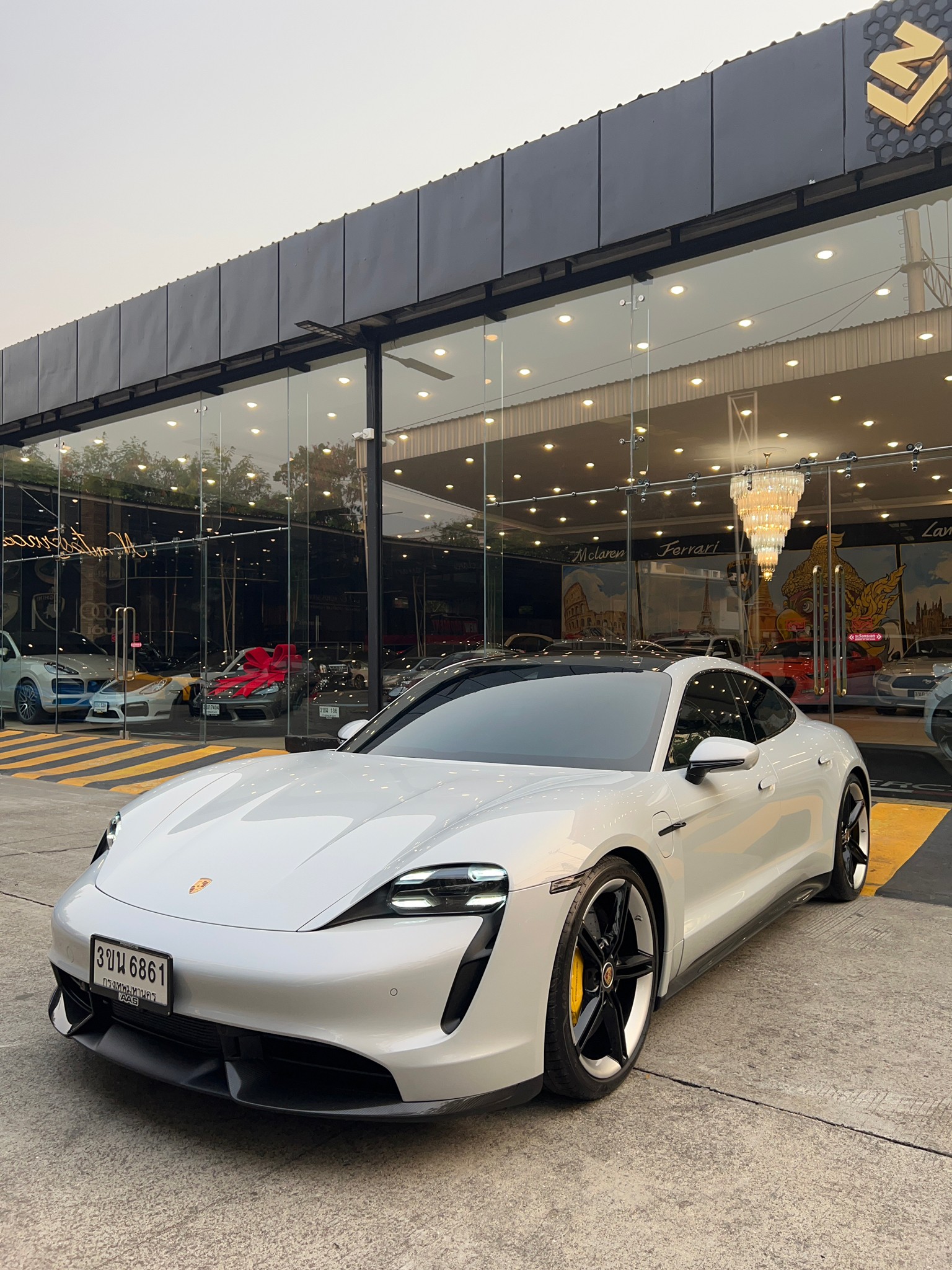 2021 Porsche Taycan สีขาว (รูปที่ 2)
