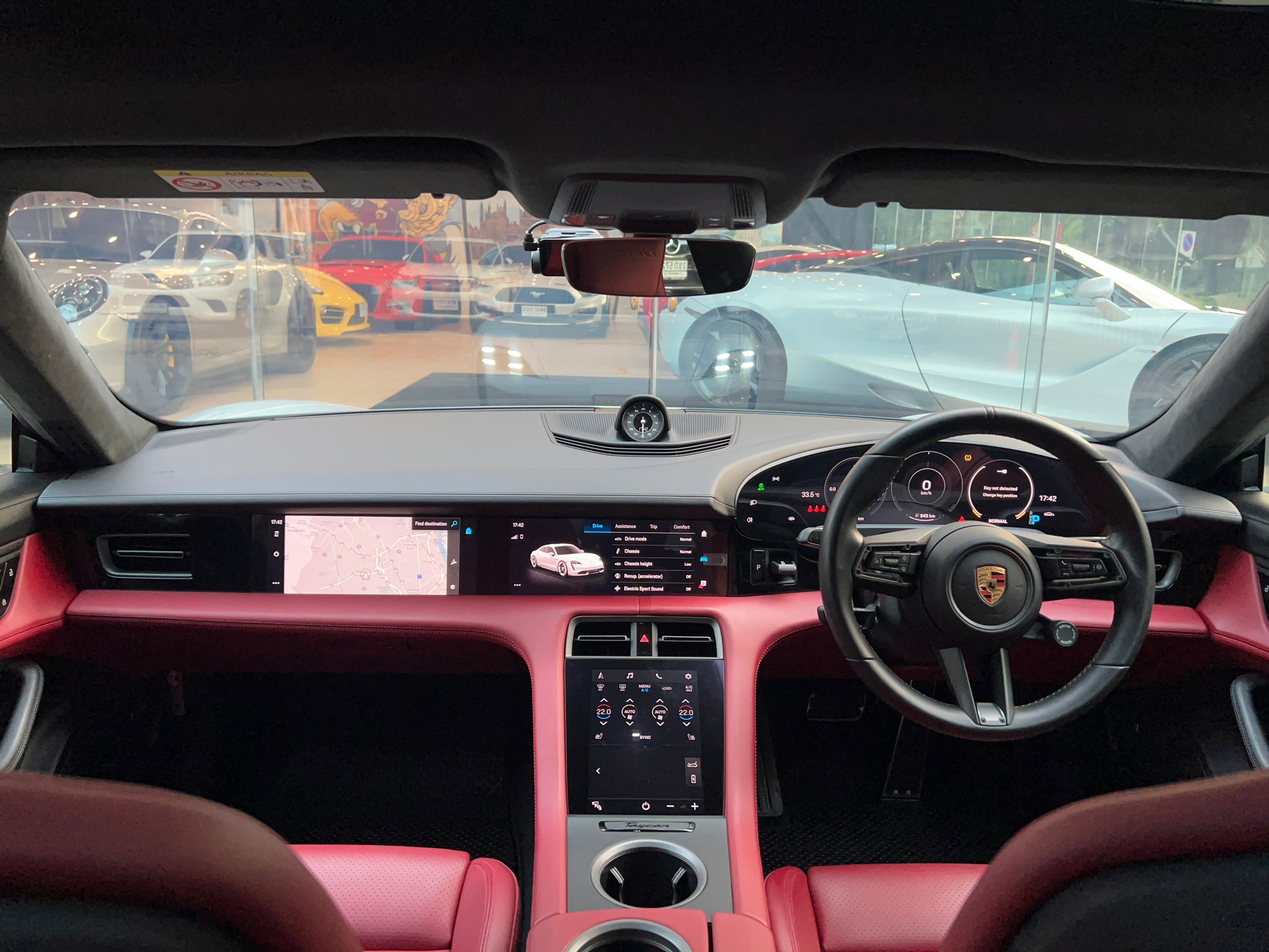 2021 Porsche Taycan สีขาว (รูปที่ 7)