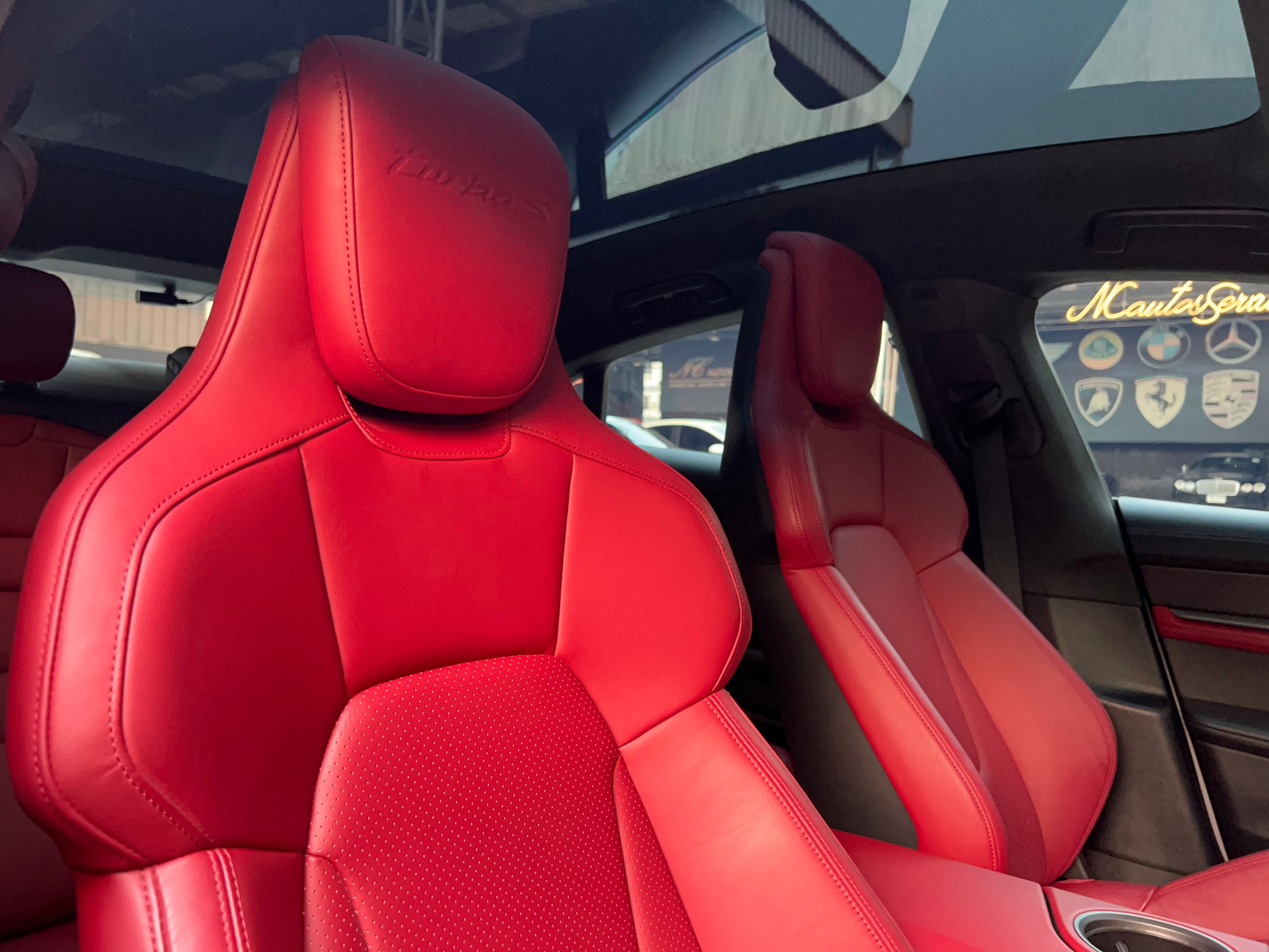 2021 Porsche Taycan สีขาว (รูปที่ 18)