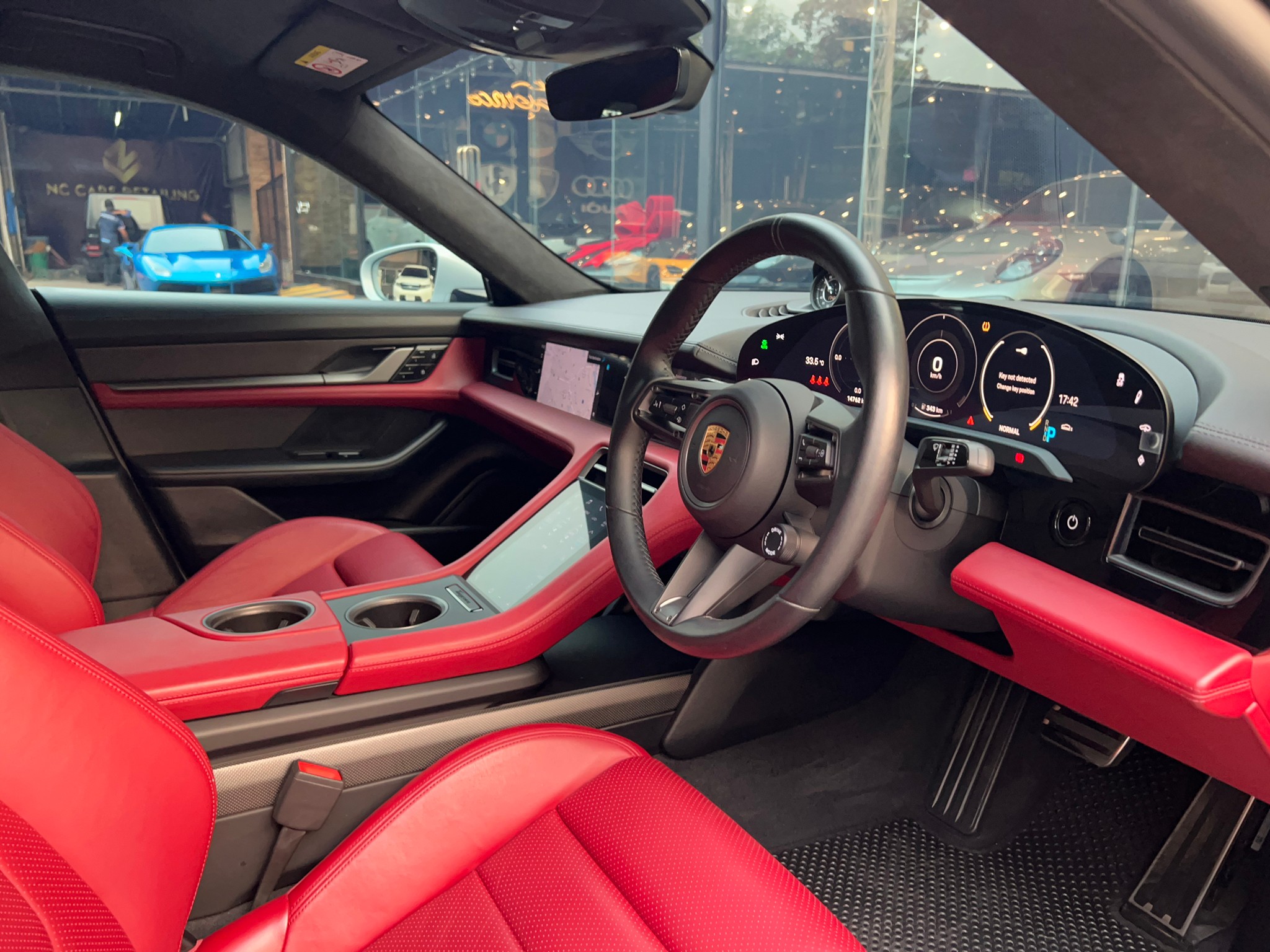 2021 Porsche Taycan สีขาว (รูปที่ 5)