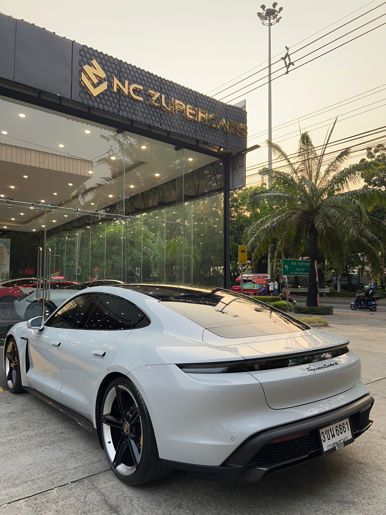 2021 Porsche Taycan สีขาว (รูปที่ 4)