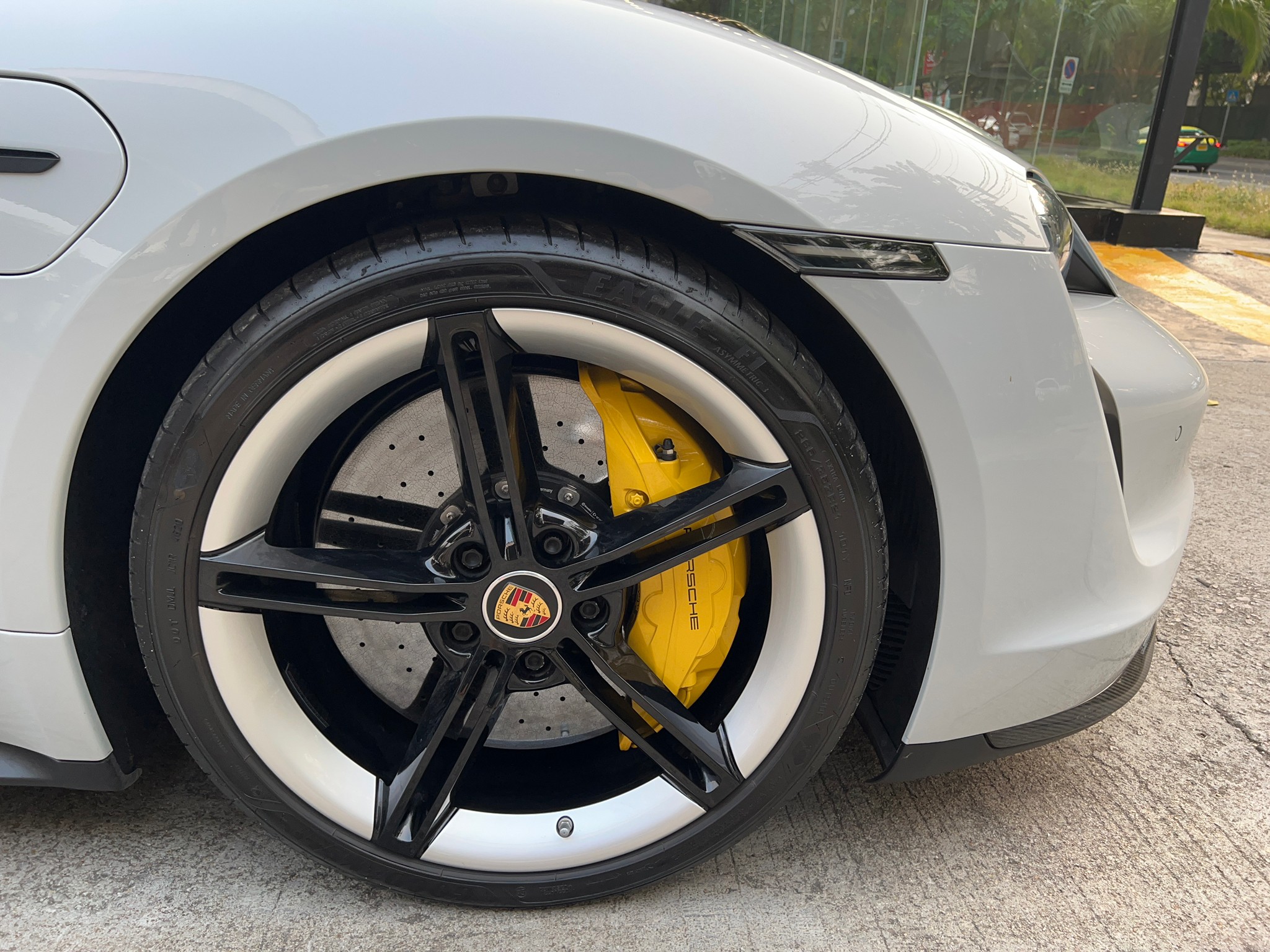 2021 Porsche Taycan สีขาว (รูปที่ 16)