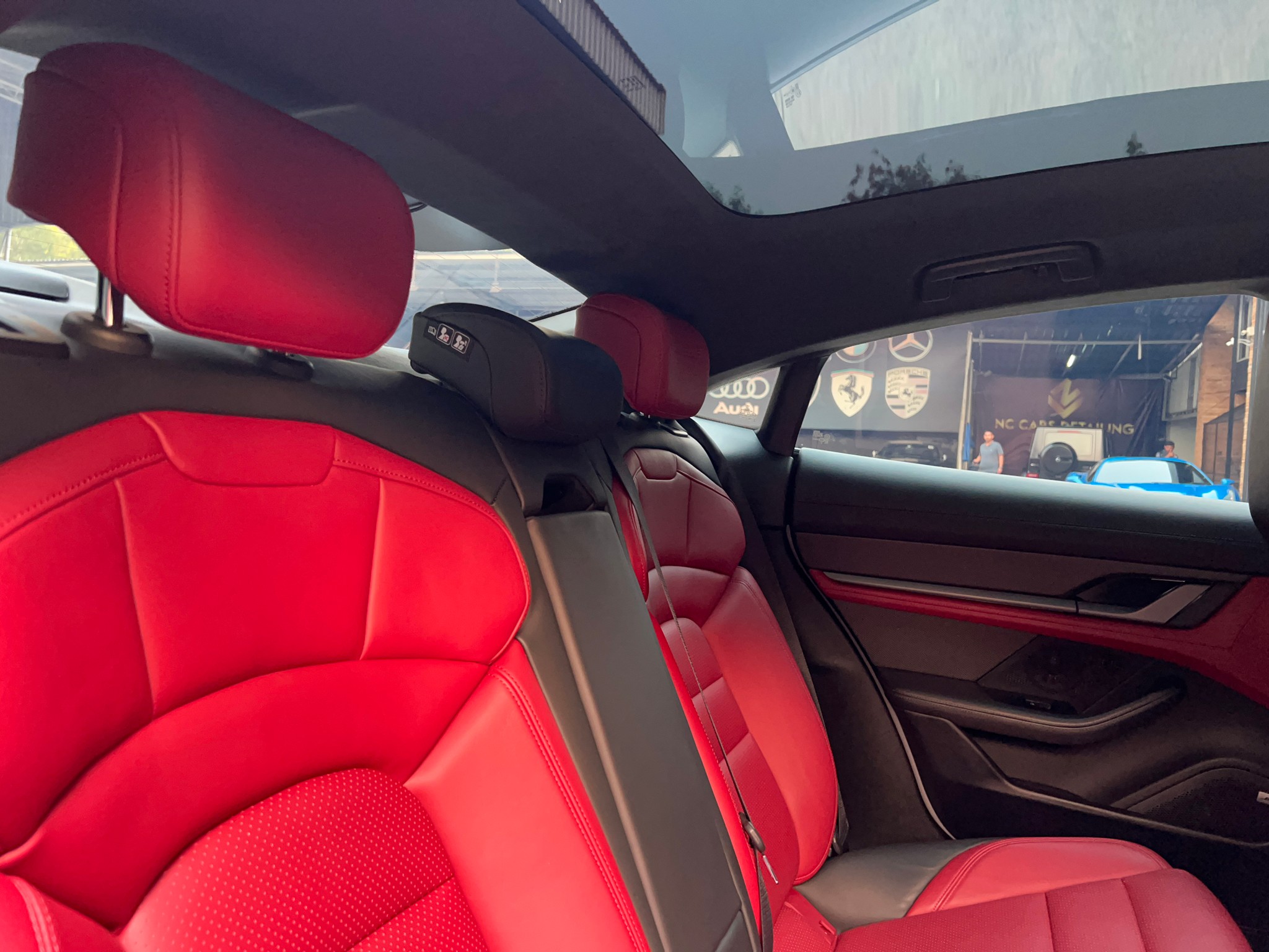 2021 Porsche Taycan สีขาว (รูปที่ 15)