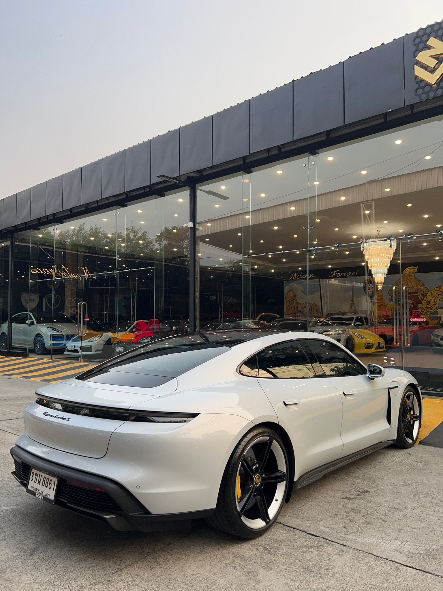 2021 Porsche Taycan สีขาว