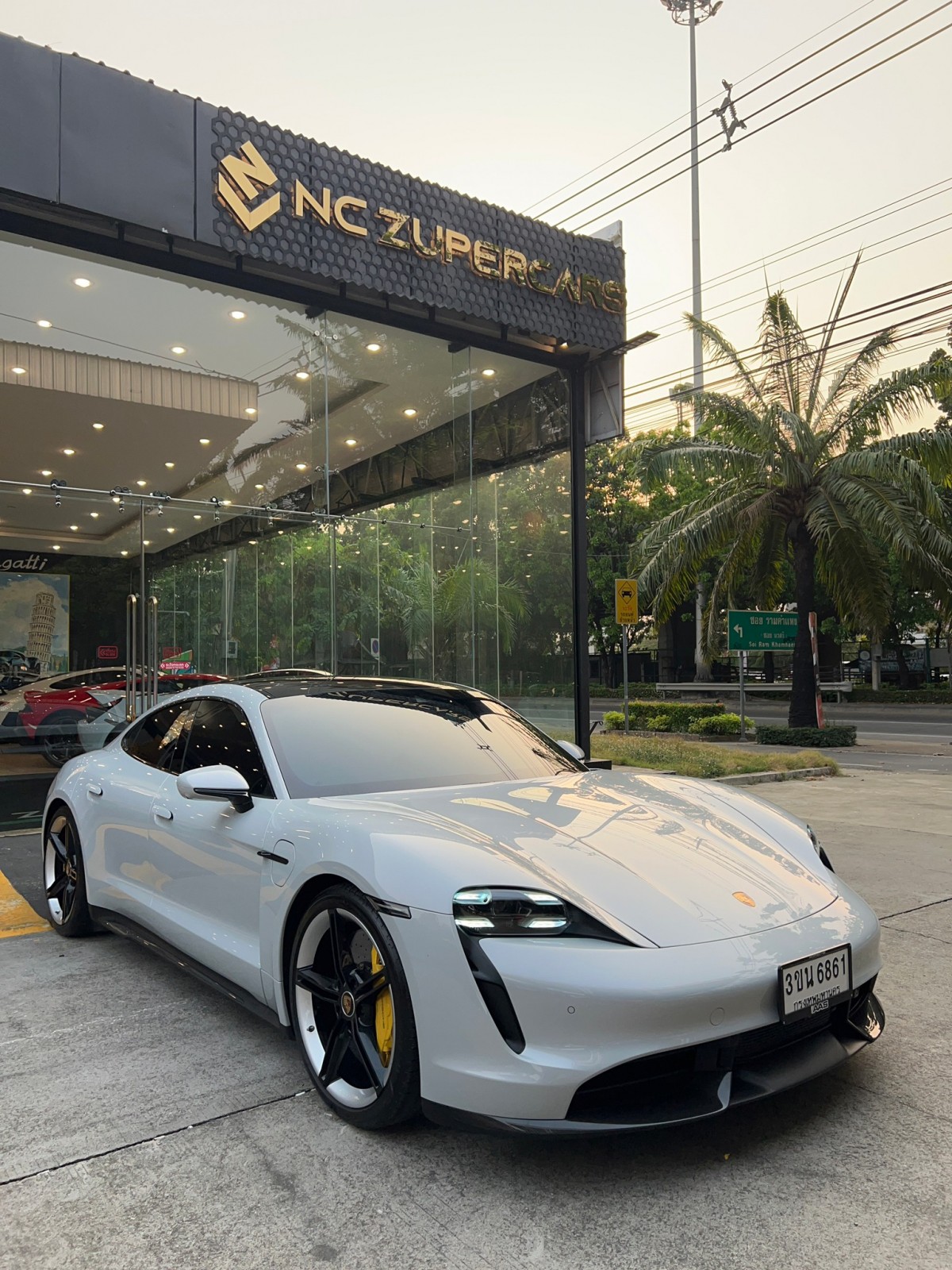 2021 Porsche Taycan สีขาว