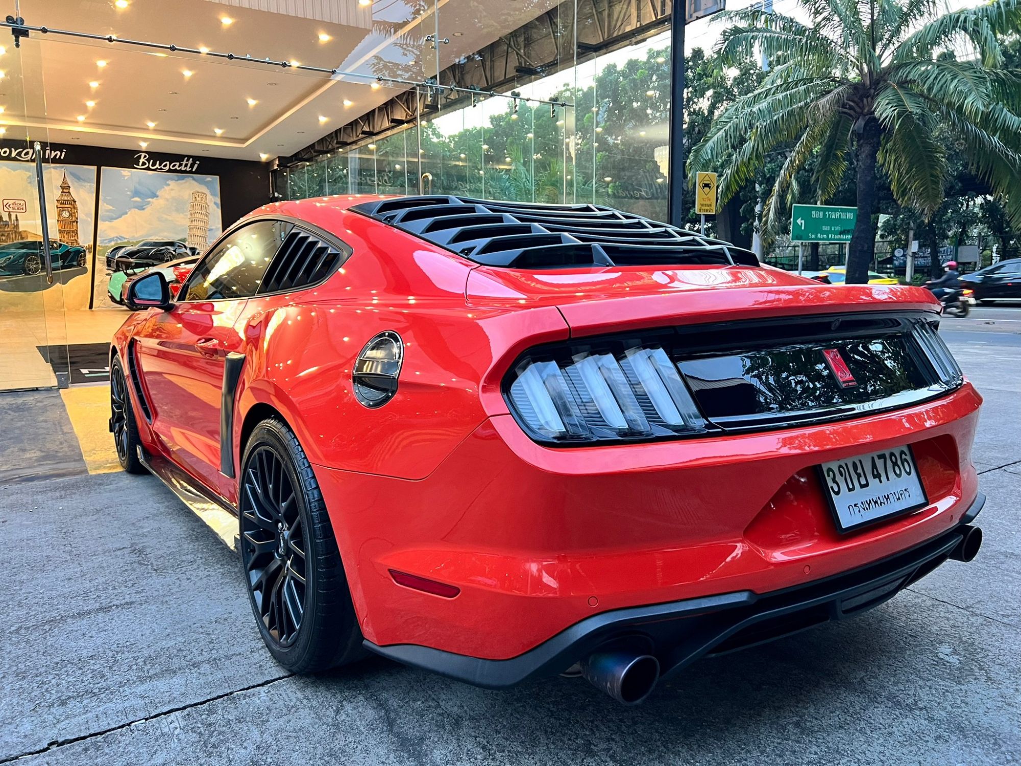 2016 Ford Mustang สีแดง