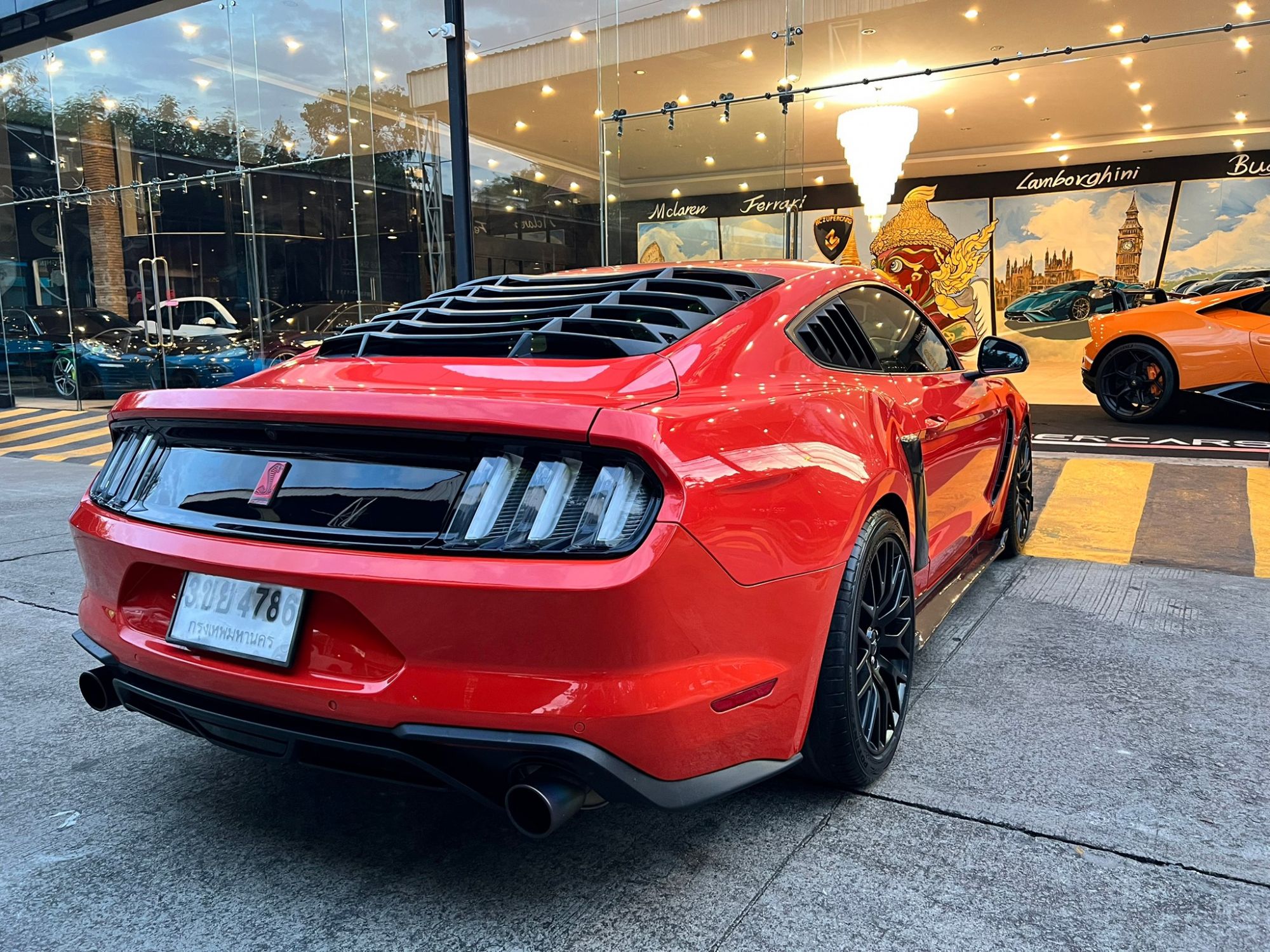 2016 Ford Mustang สีแดง