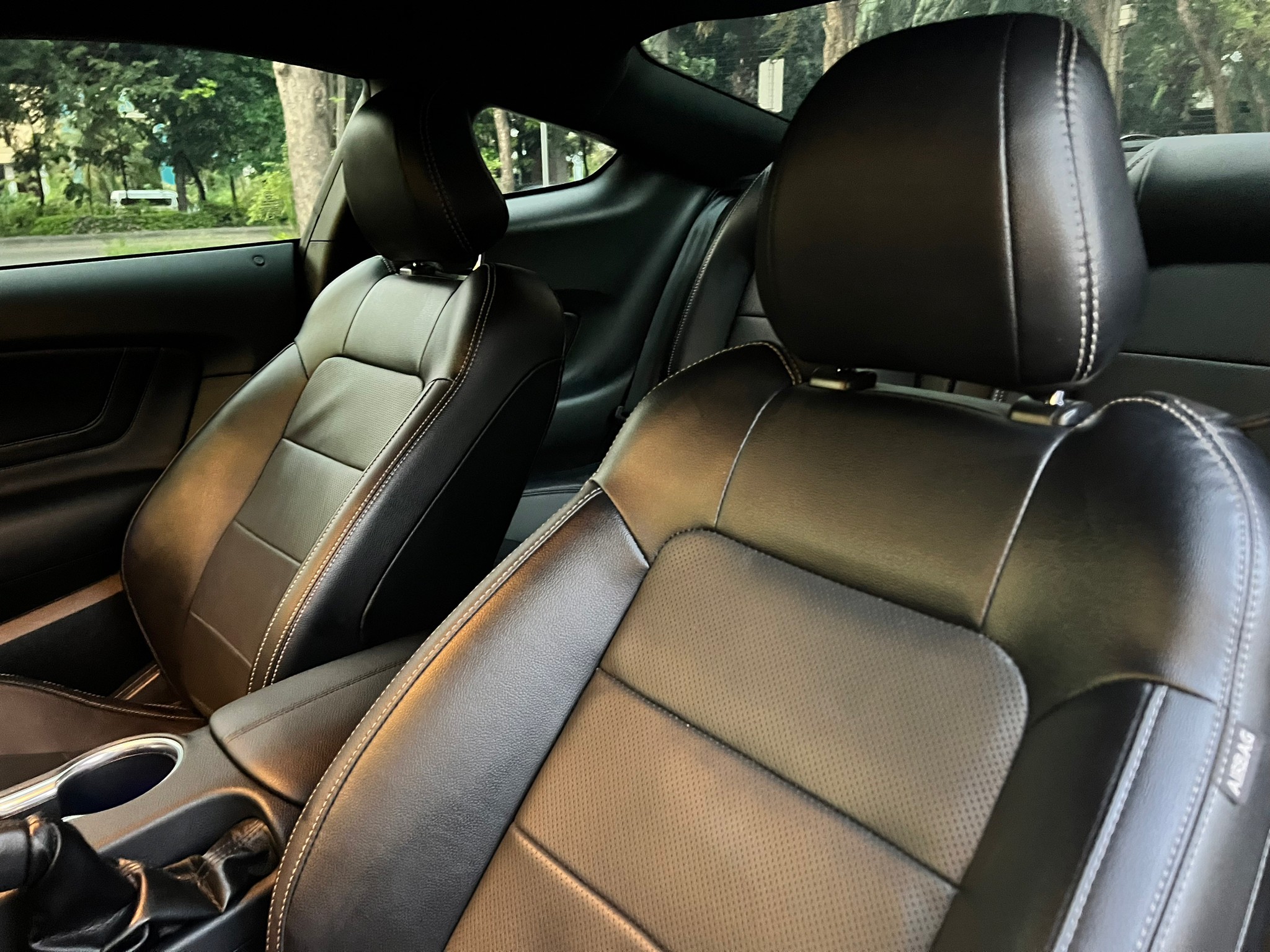 2020 Ford Mustang สีดำ (รูปที่ 8)