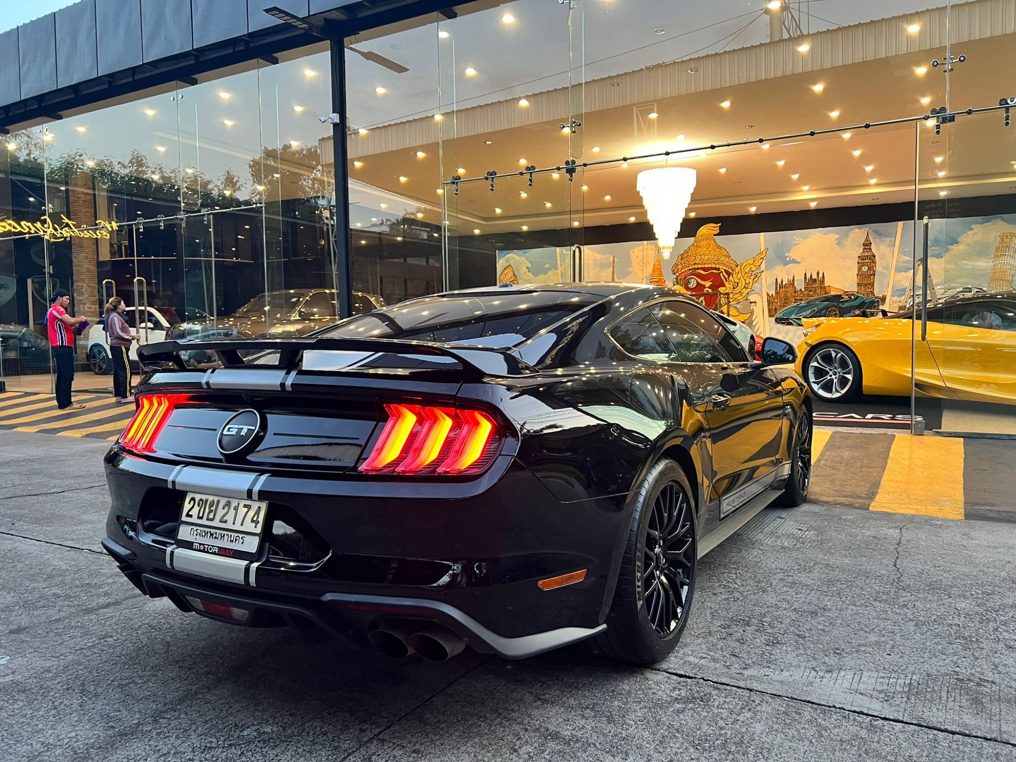 2020 Ford Mustang สีดำ (รูปที่ 4)