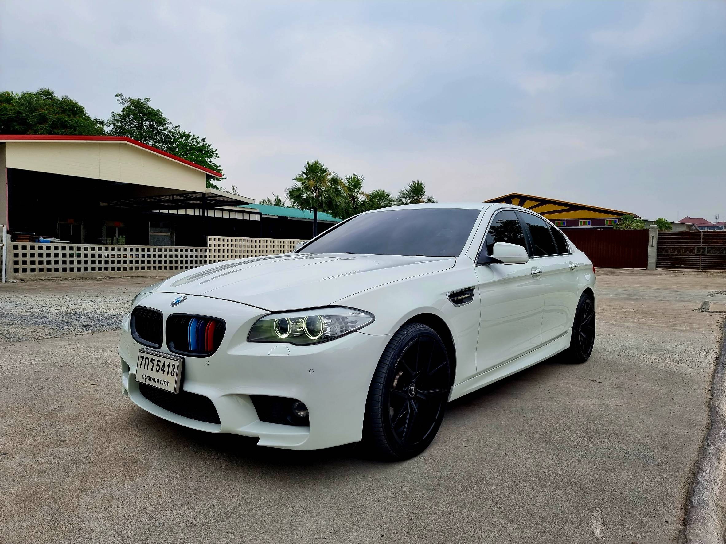 2011 BMW 5 Series F10 523i สีขาว